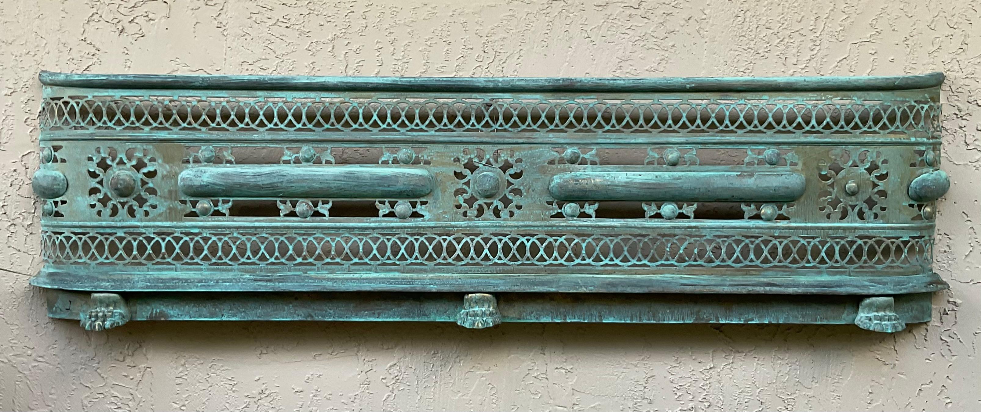 Escultura de pared de latón única en su género - Arte neoclásico antiguo para envolver chimeneas en venta 5