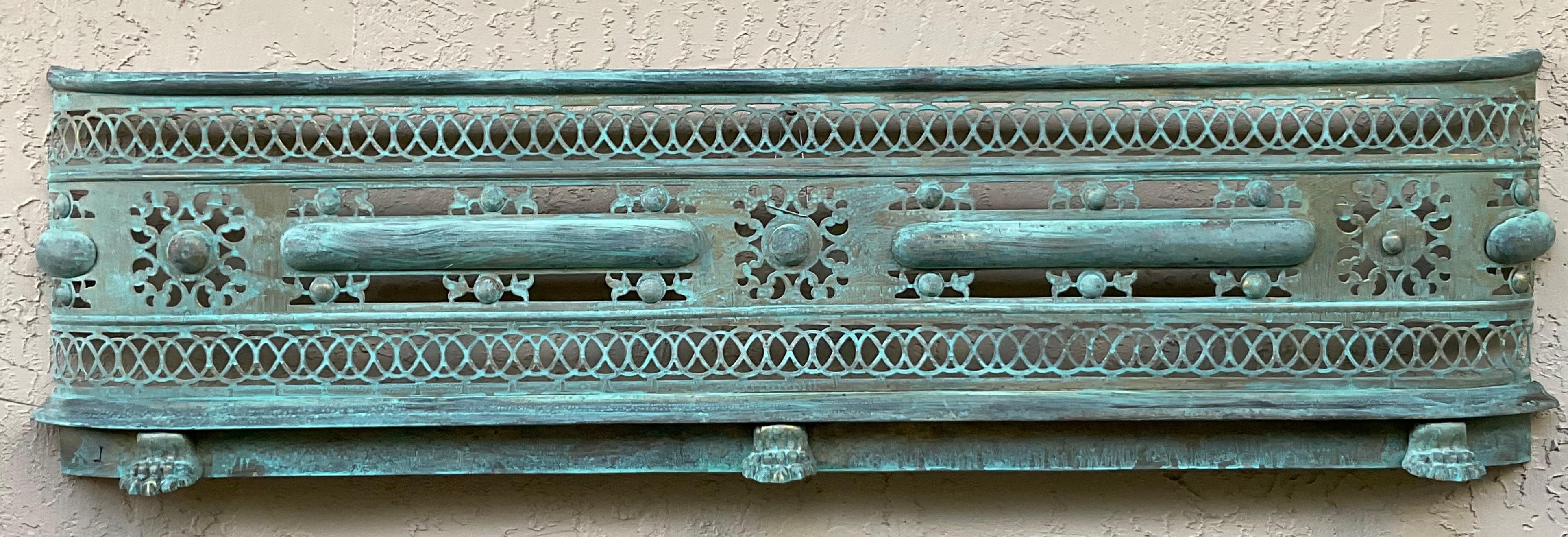 Escultura de pared de latón única en su género - Arte neoclásico antiguo para envolver chimeneas en venta 6