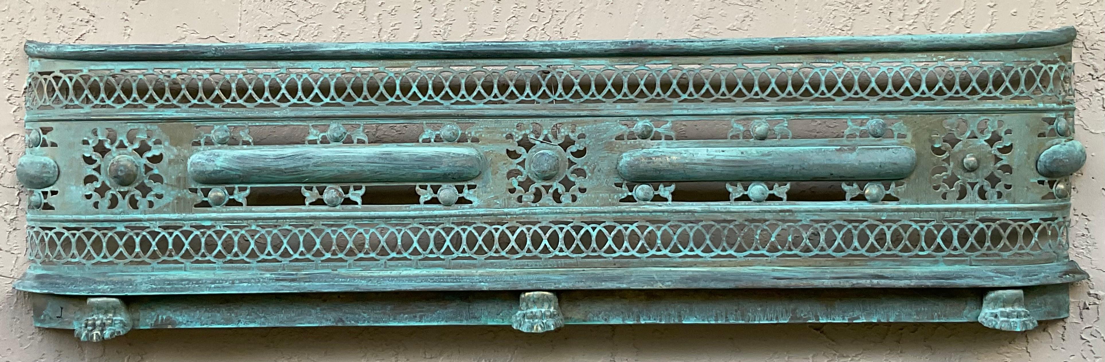 Escultura de pared de latón única en su género - Arte neoclásico antiguo para envolver chimeneas en venta 7