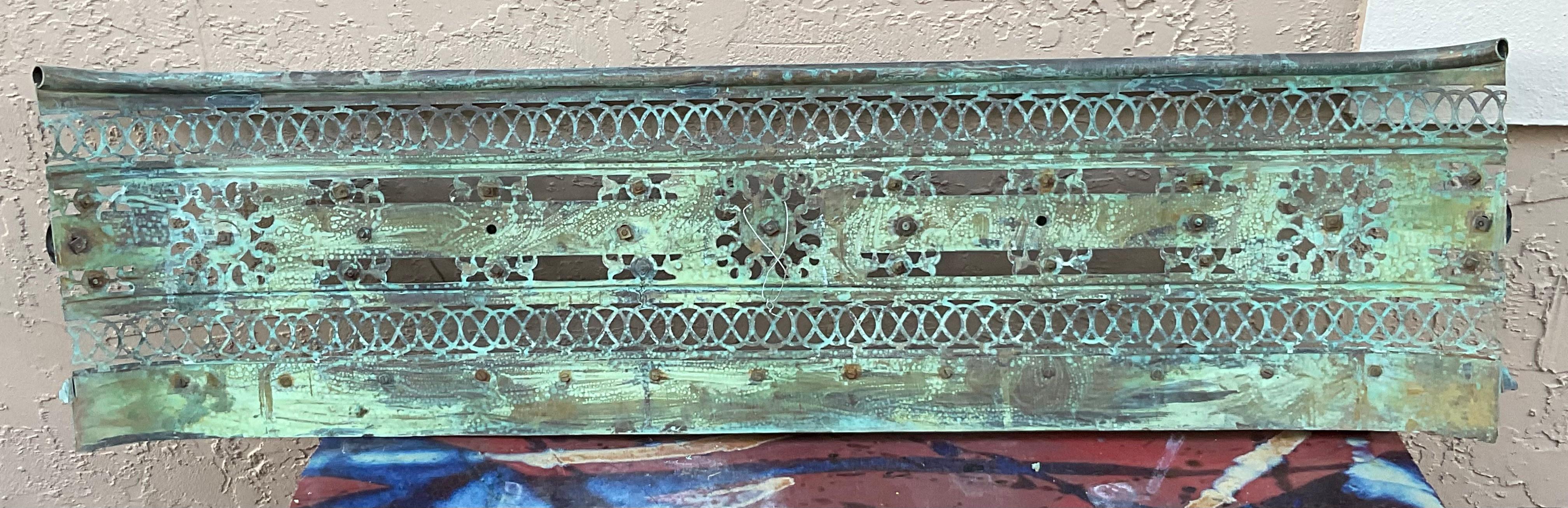 Escultura de pared de latón única en su género - Arte neoclásico antiguo para envolver chimeneas en venta 8