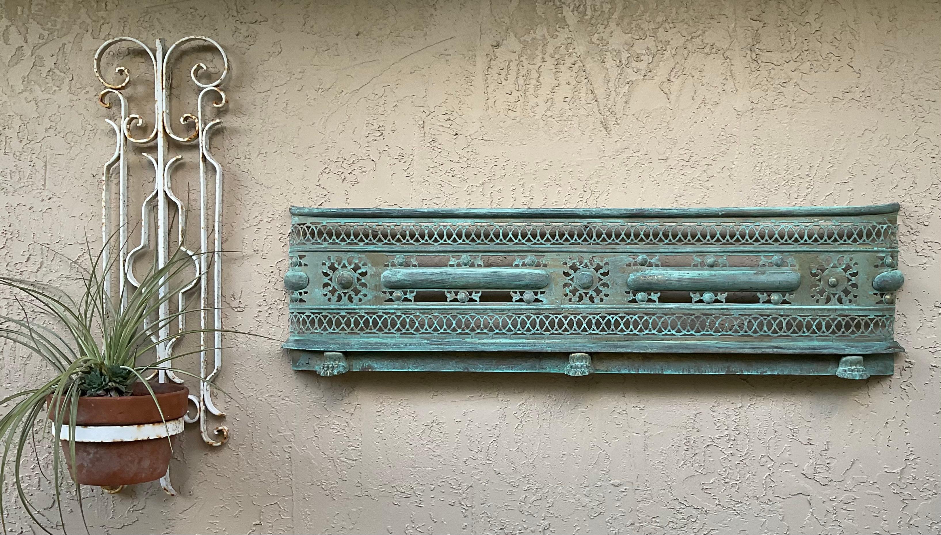 Eleva tu interior con una pieza que no es sólo decoración, sino una historia. Este magnífico colgante de pared nació como una majestuosa defensa de latón macizo para chimeneas, diseñada para aportar elegancia y protección a un gran hogar. Hoy en