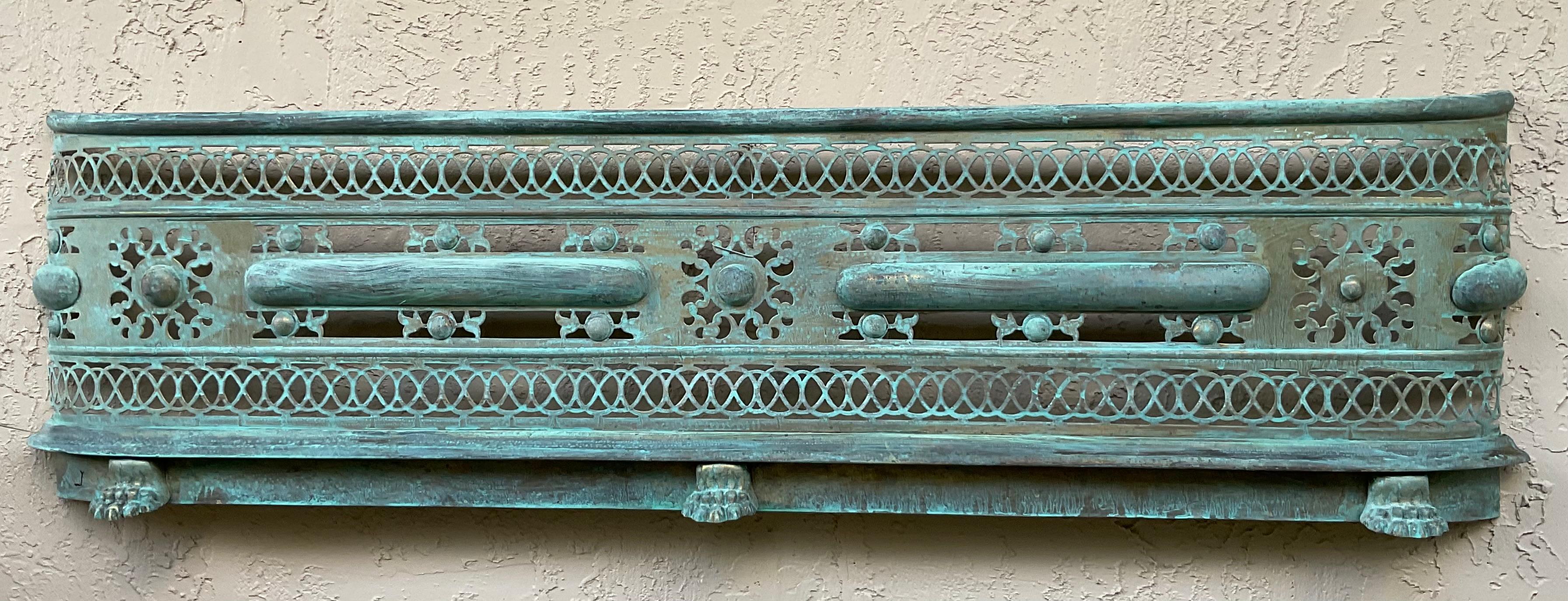 Escultura de pared de latón única en su género - Arte neoclásico antiguo para envolver chimeneas Estadounidense en venta