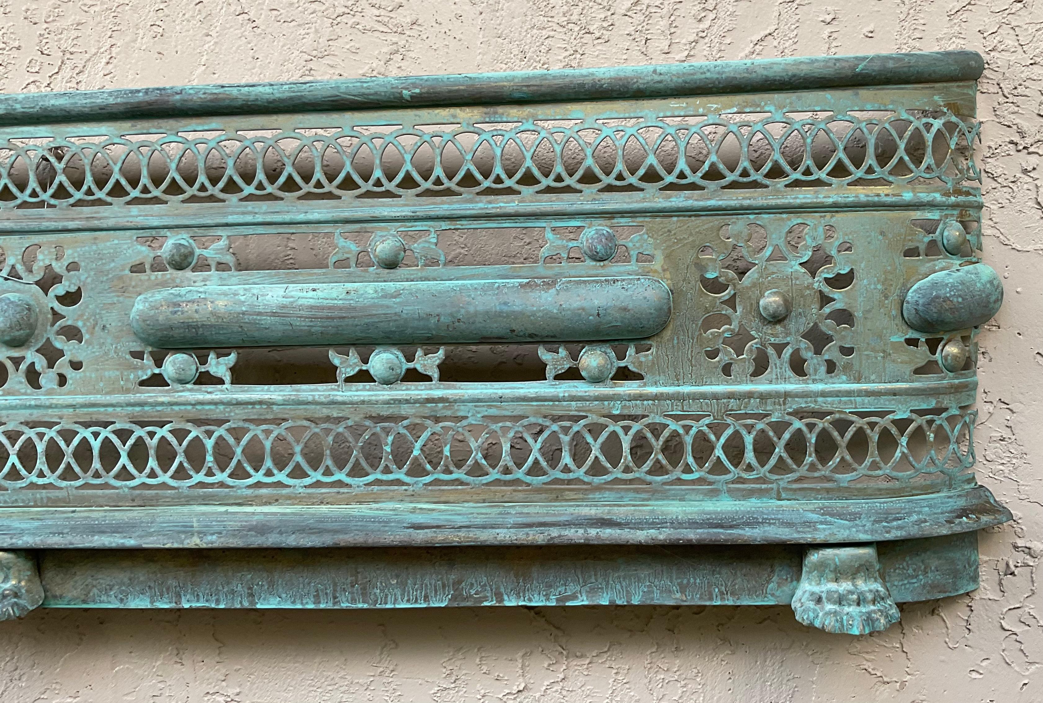 Escultura de pared de latón única en su género - Arte neoclásico antiguo para envolver chimeneas Hecho a mano en venta