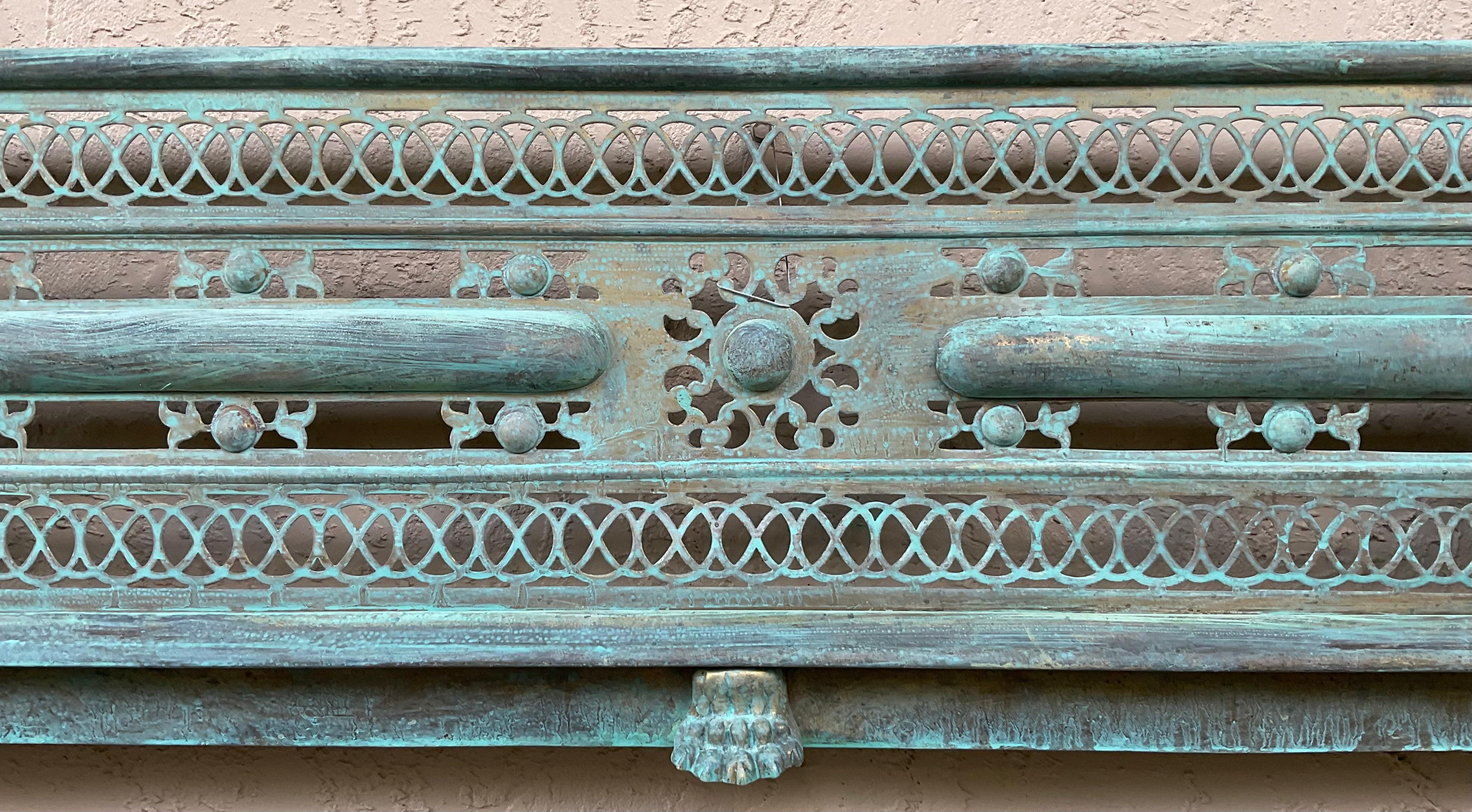 Escultura de pared de latón única en su género - Arte neoclásico antiguo para envolver chimeneas en Bueno estado para la venta en Delray Beach, FL