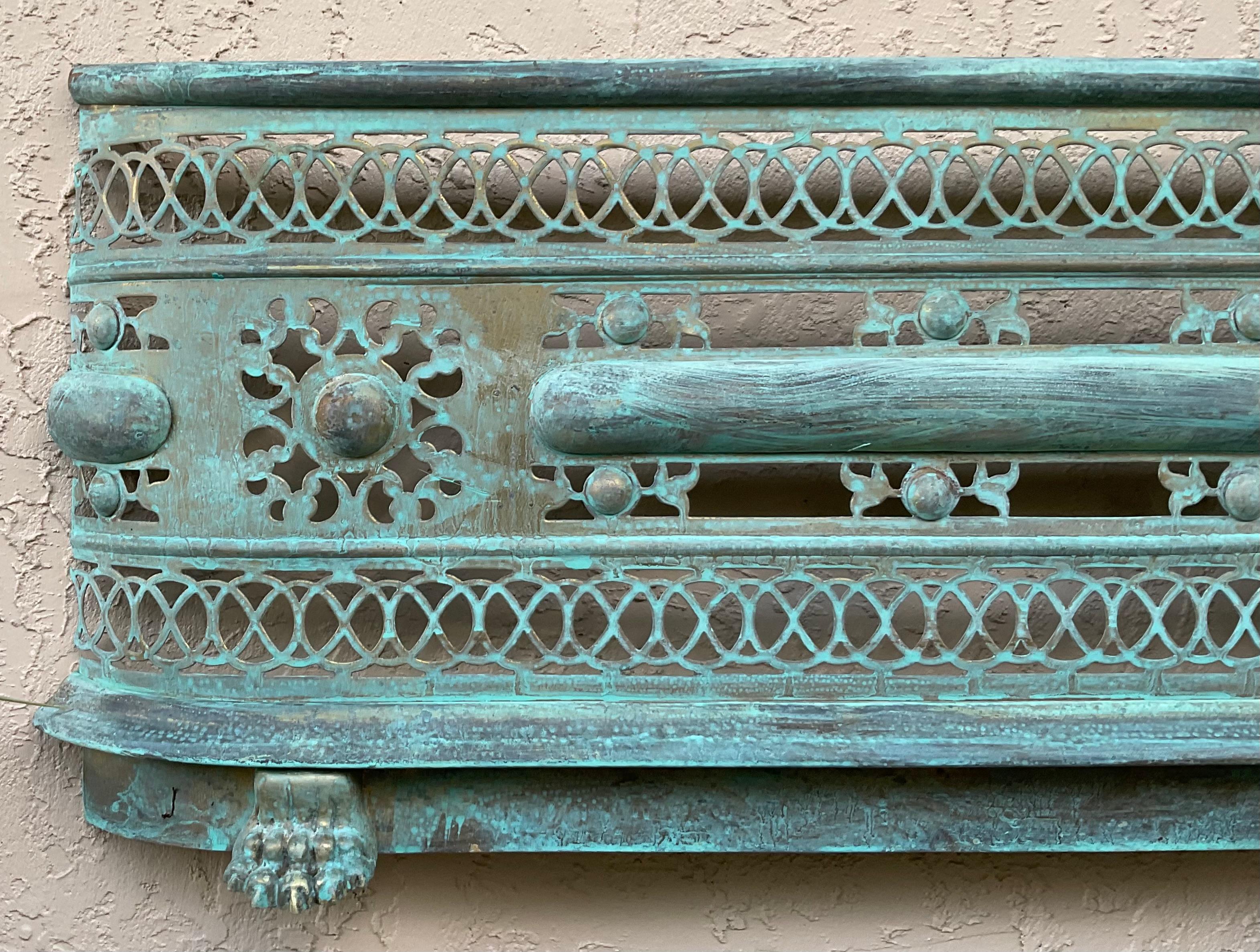 Escultura de pared de latón única en su género - Arte neoclásico antiguo para envolver chimeneas siglo XX en venta