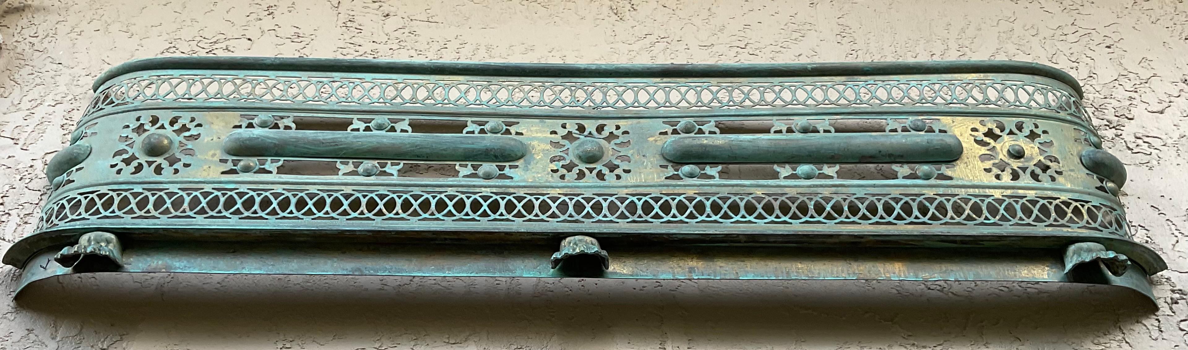 Escultura de pared de latón única en su género - Arte neoclásico antiguo para envolver chimeneas Latón en venta