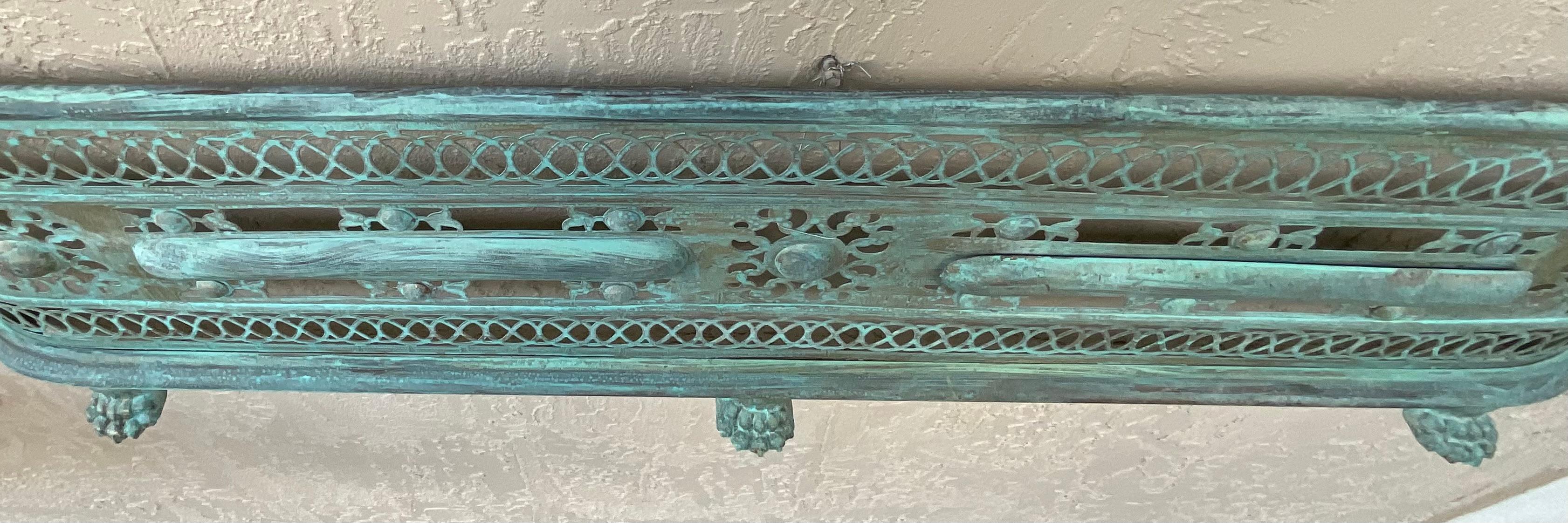 Escultura de pared de latón única en su género - Arte neoclásico antiguo para envolver chimeneas en venta 1