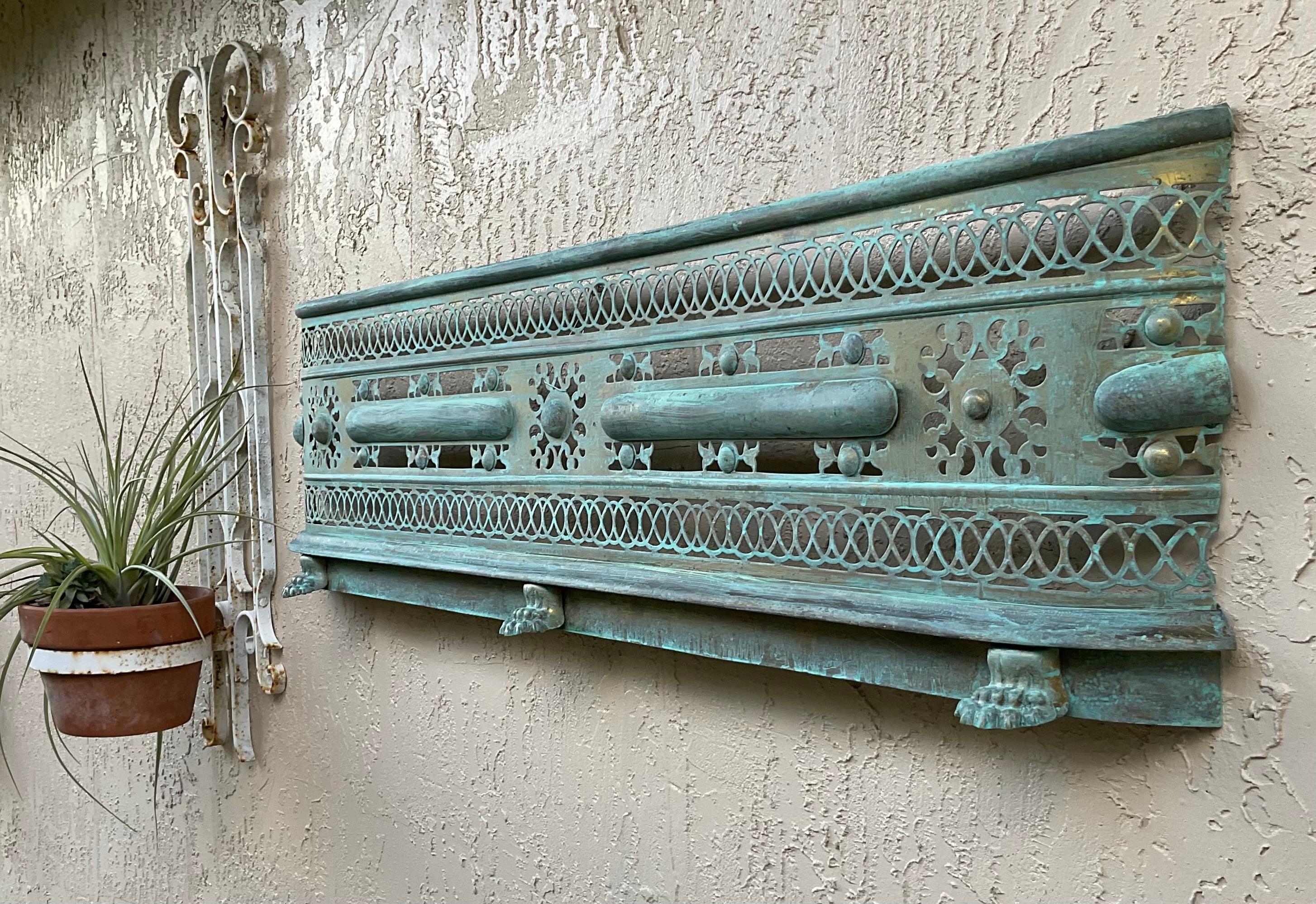 Escultura de pared de latón única en su género - Arte neoclásico antiguo para envolver chimeneas en venta 2