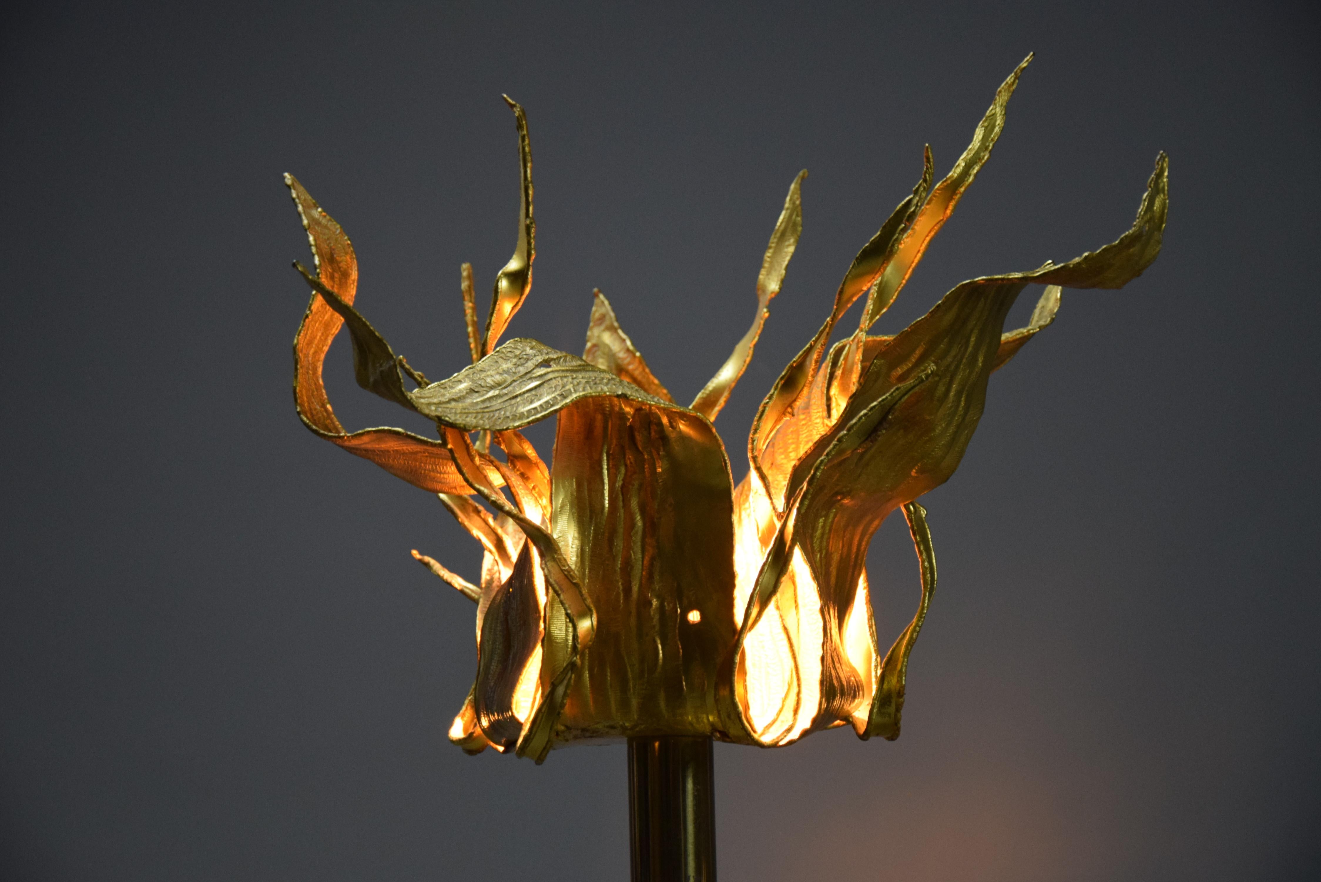 One of a kind entirely hand made gilded bronze flower table lamp by Paul Moerenhout, a famous sculptor from Bruxelles, Belgium.
The lamp is in good and working condition. Wear consistent with age and use.

Height 67 cm / 26.37 inch. Diameter 51 cm /