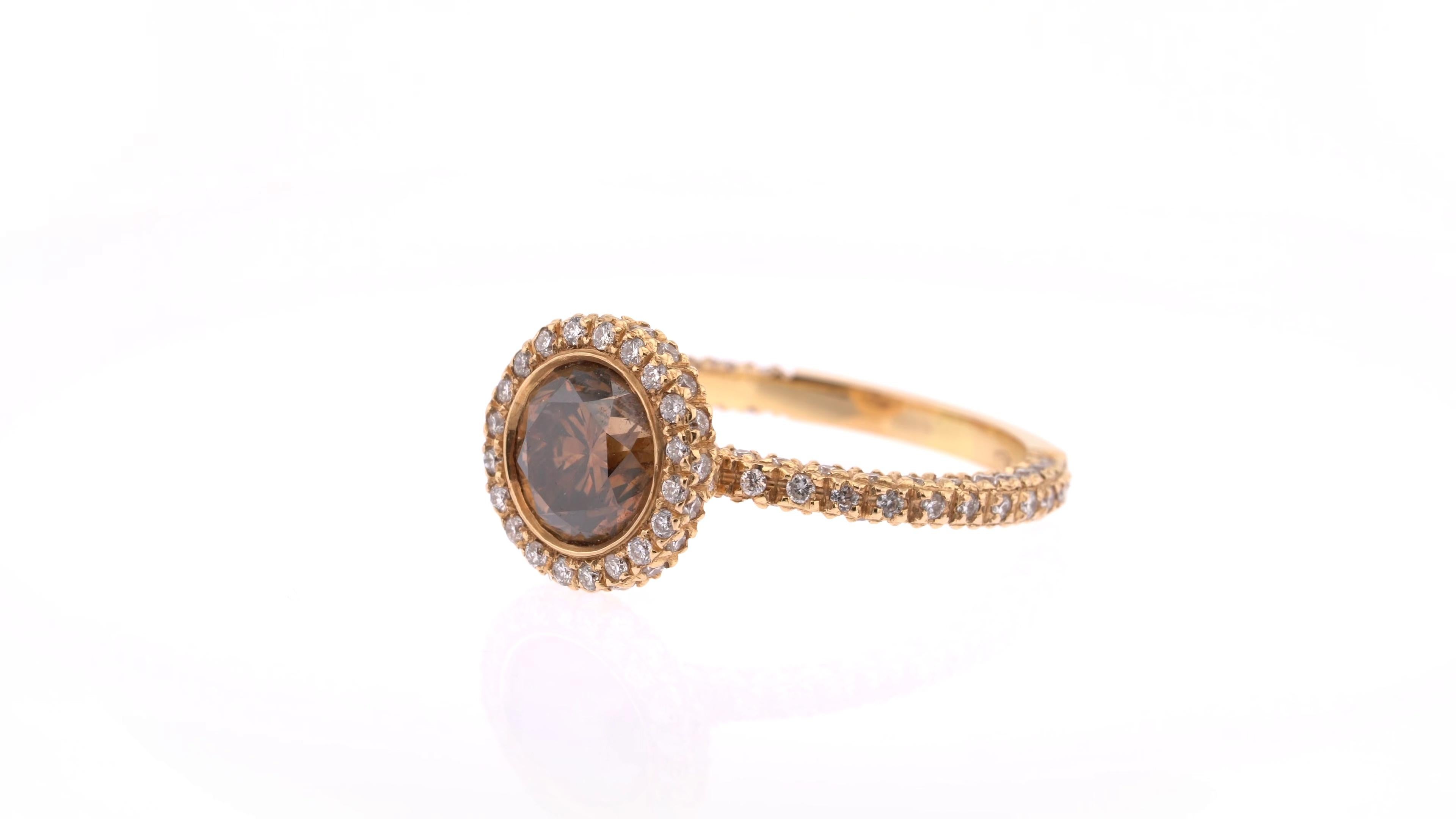 Bague en or rose 18 carats sertie d'un halo de diamants bruns et blancs de 1,68 carat, exemplaire unique Pour femmes en vente