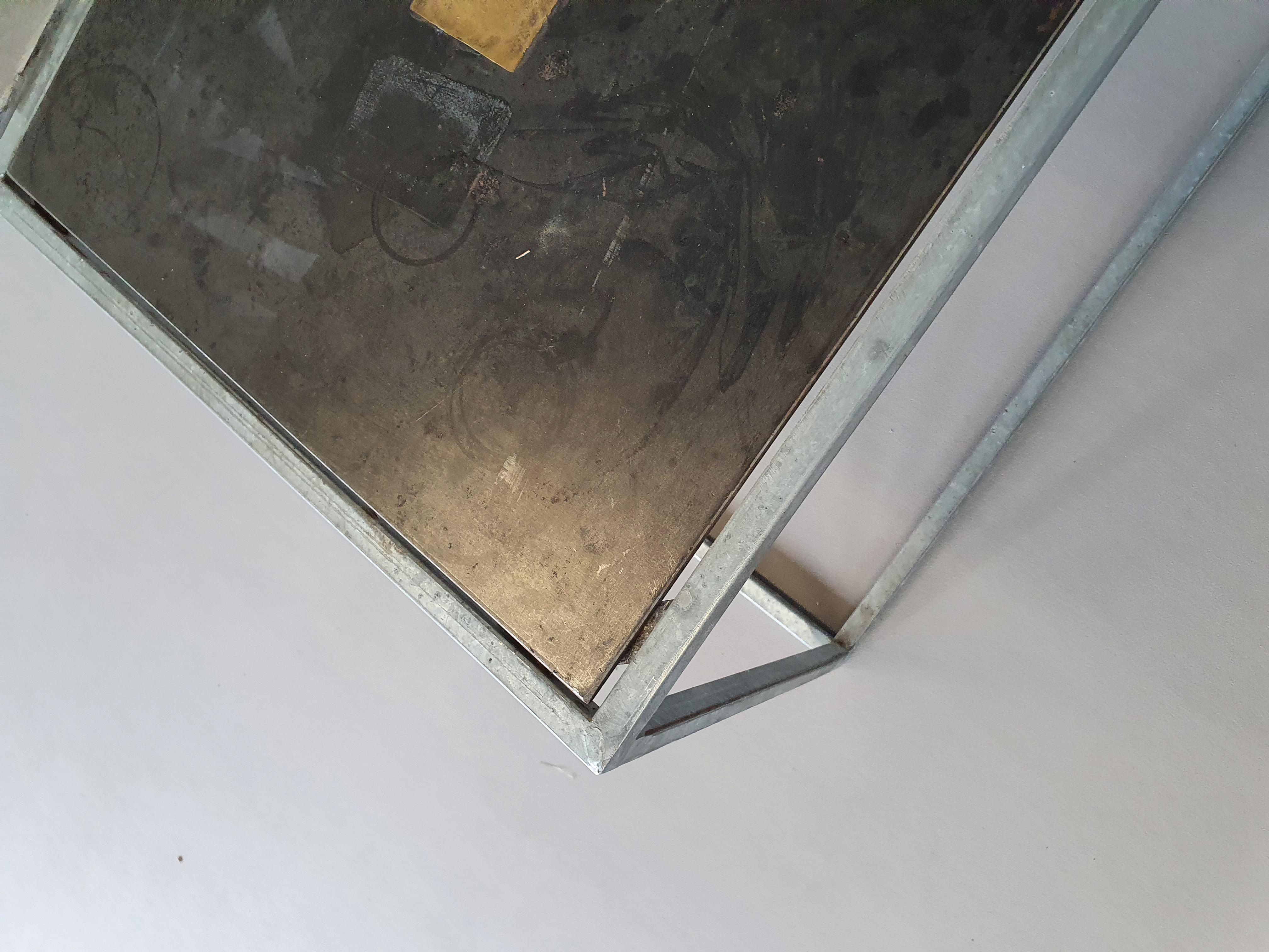Table basse brutaliste unique en son genre des années 1980 avec plateaux en aluminium, cuivre et acier en vente 1