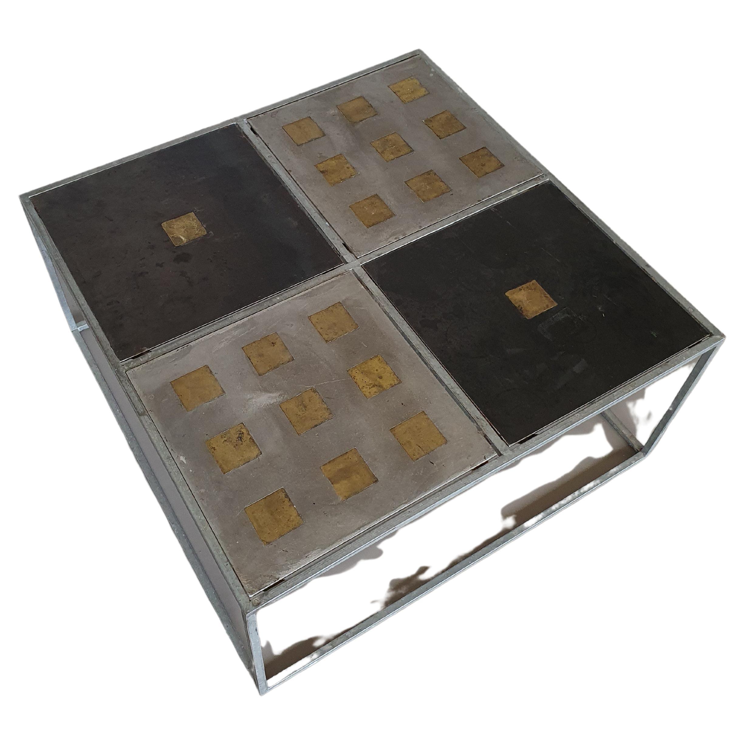 Table basse brutaliste unique en son genre des années 1980 avec plateaux en aluminium, cuivre et acier en vente