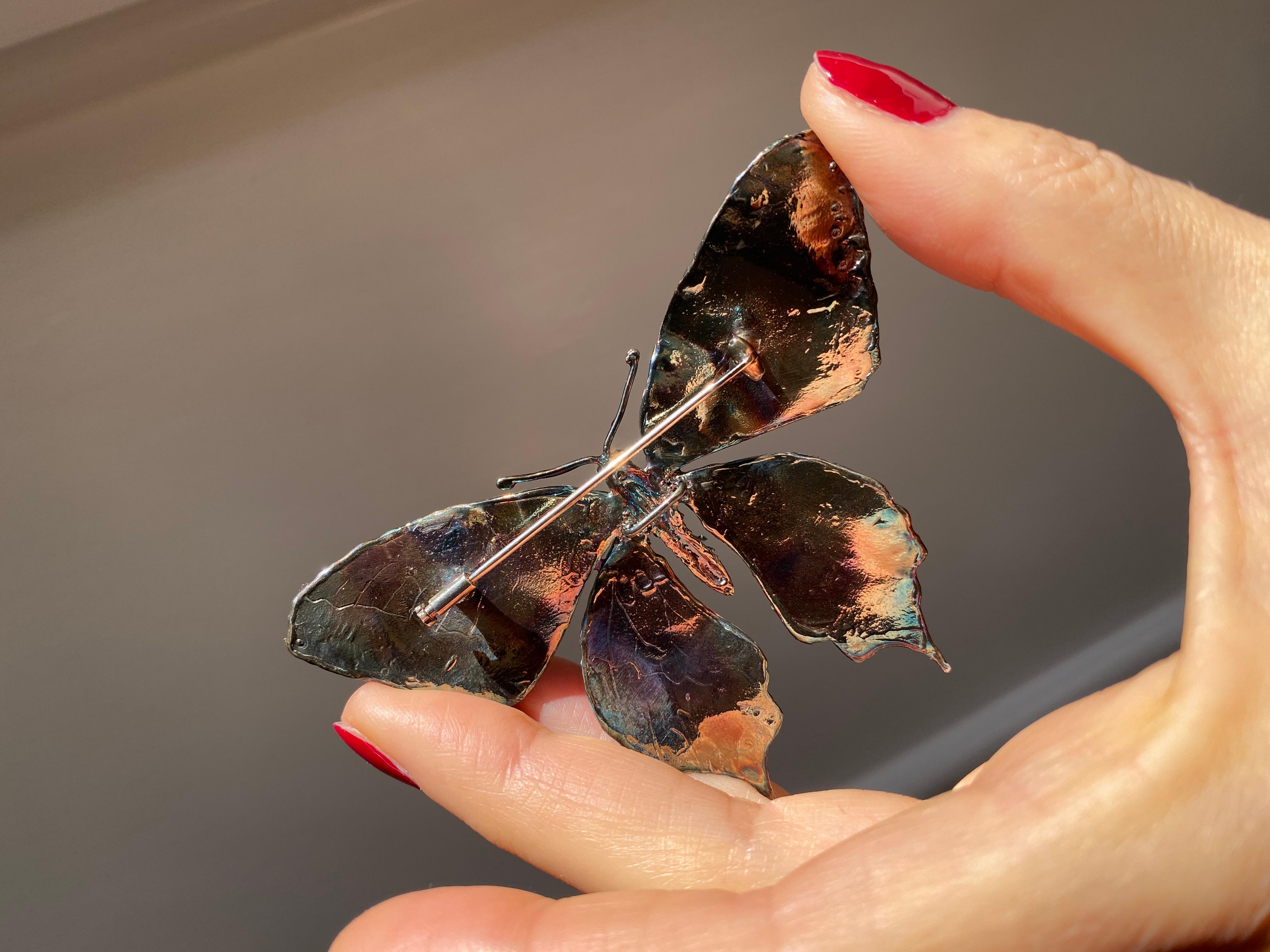 Rossella Ugolini farfalla unica 0,30 ct. La spilla con smalto multicolore dipinta a mano Grey Diamonds è una testimonianza di squisita maestria e innovazione artistica. La farfalla è realizzata a mano in argento sterling, il corpo è pieno di
