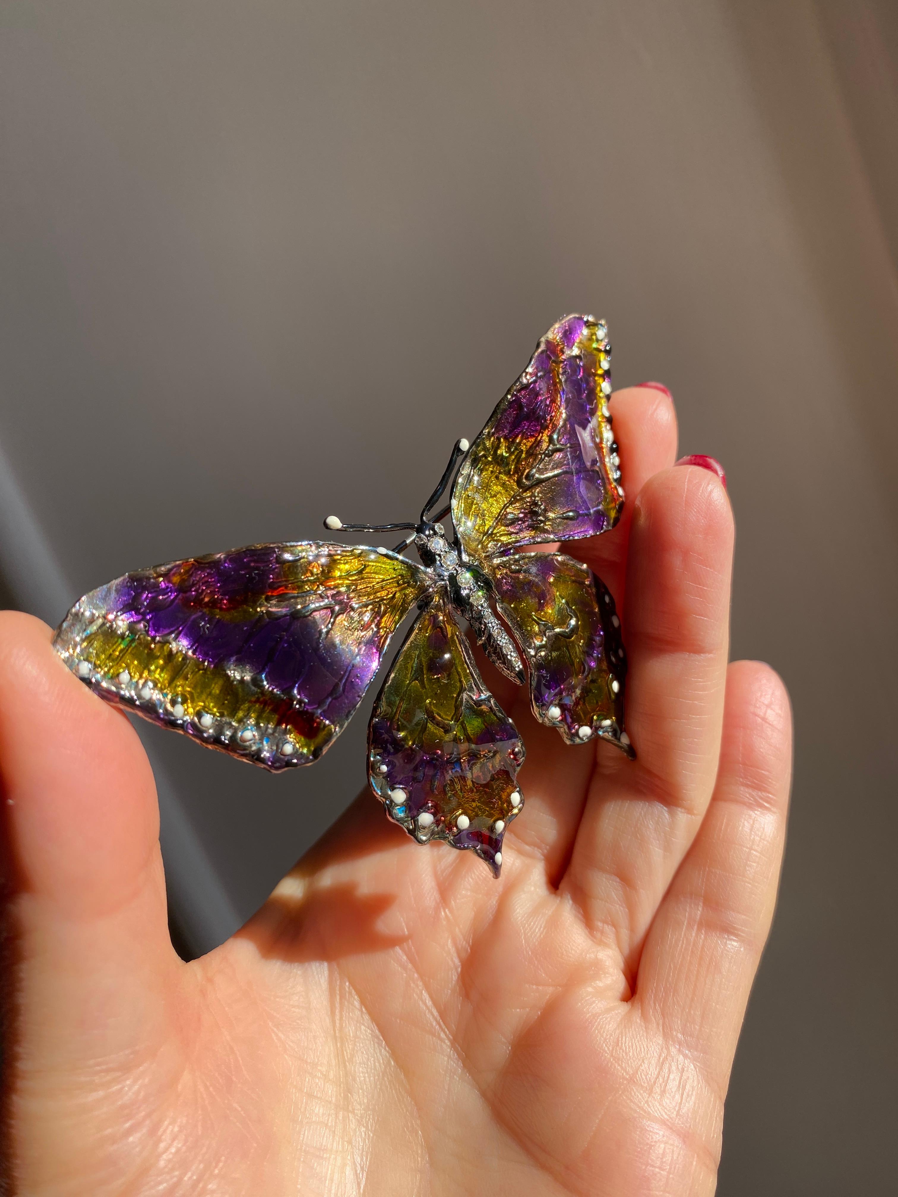 Moderno Unica nel suo genere, la spilla Butterfly Grey Diamonds dipinta a mano con smalto multicolore in vendita