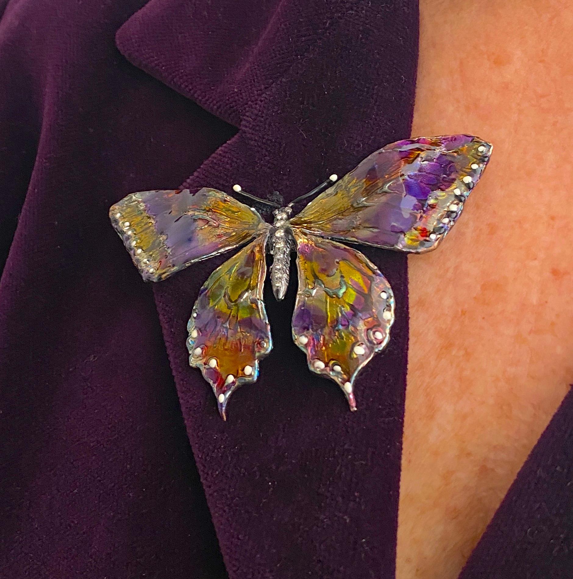 Taglio brillante Unica nel suo genere, la spilla Butterfly Grey Diamonds dipinta a mano con smalto multicolore in vendita