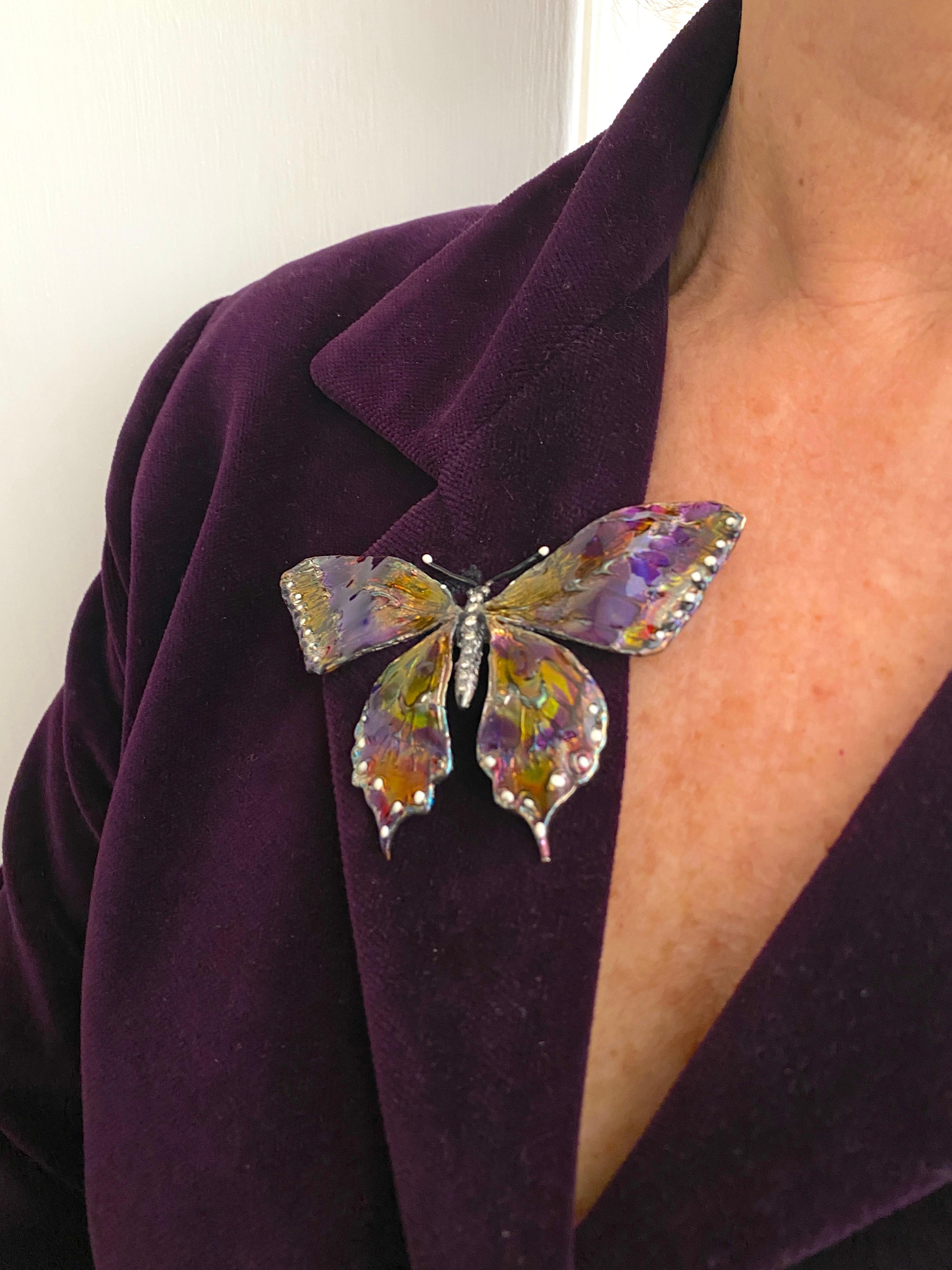 Unica nel suo genere, la spilla Butterfly Grey Diamonds dipinta a mano con smalto multicolore In condizioni Nuovo in vendita a Rome, IT