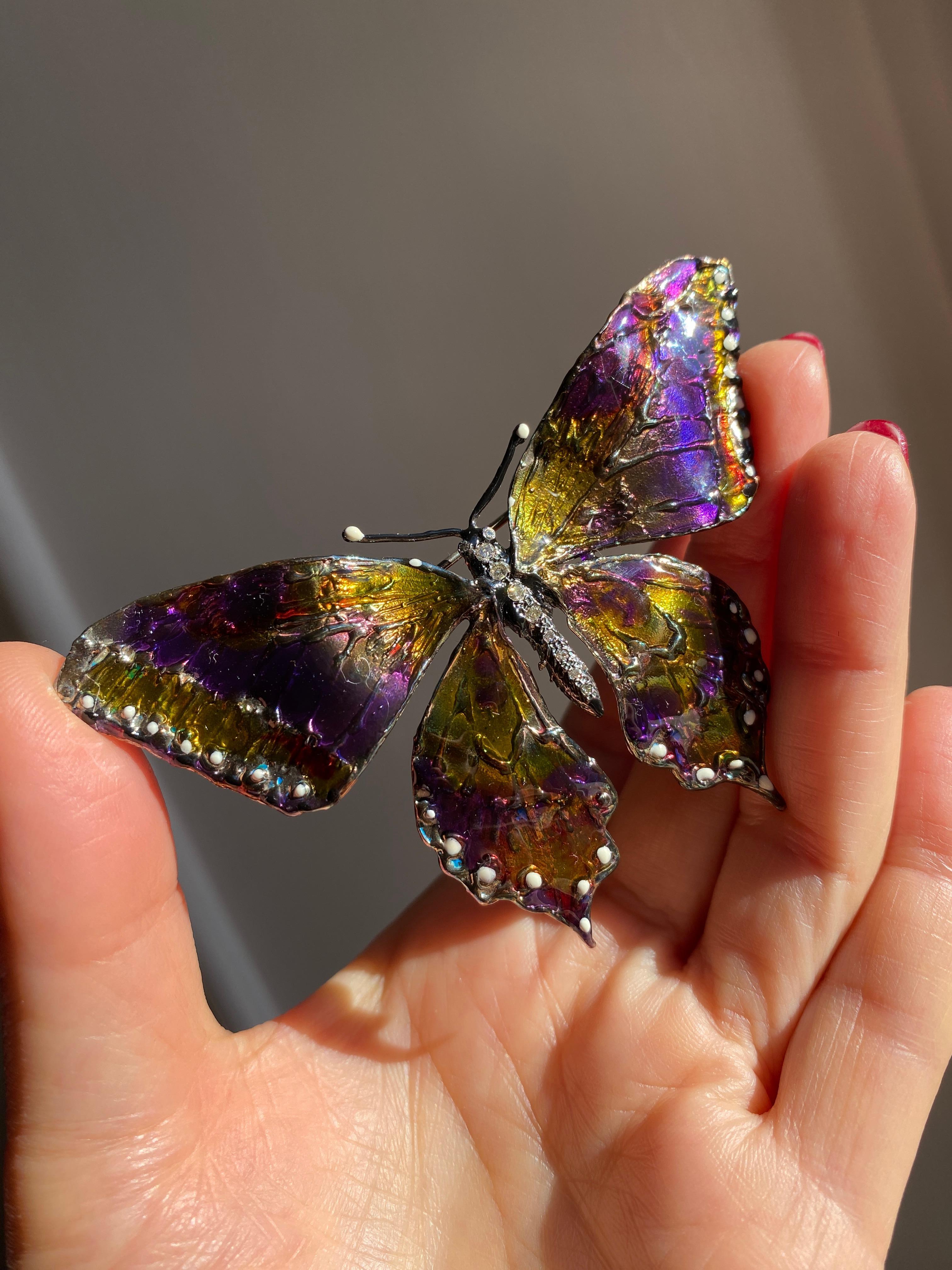 Donna Unica nel suo genere, la spilla Butterfly Grey Diamonds dipinta a mano con smalto multicolore in vendita