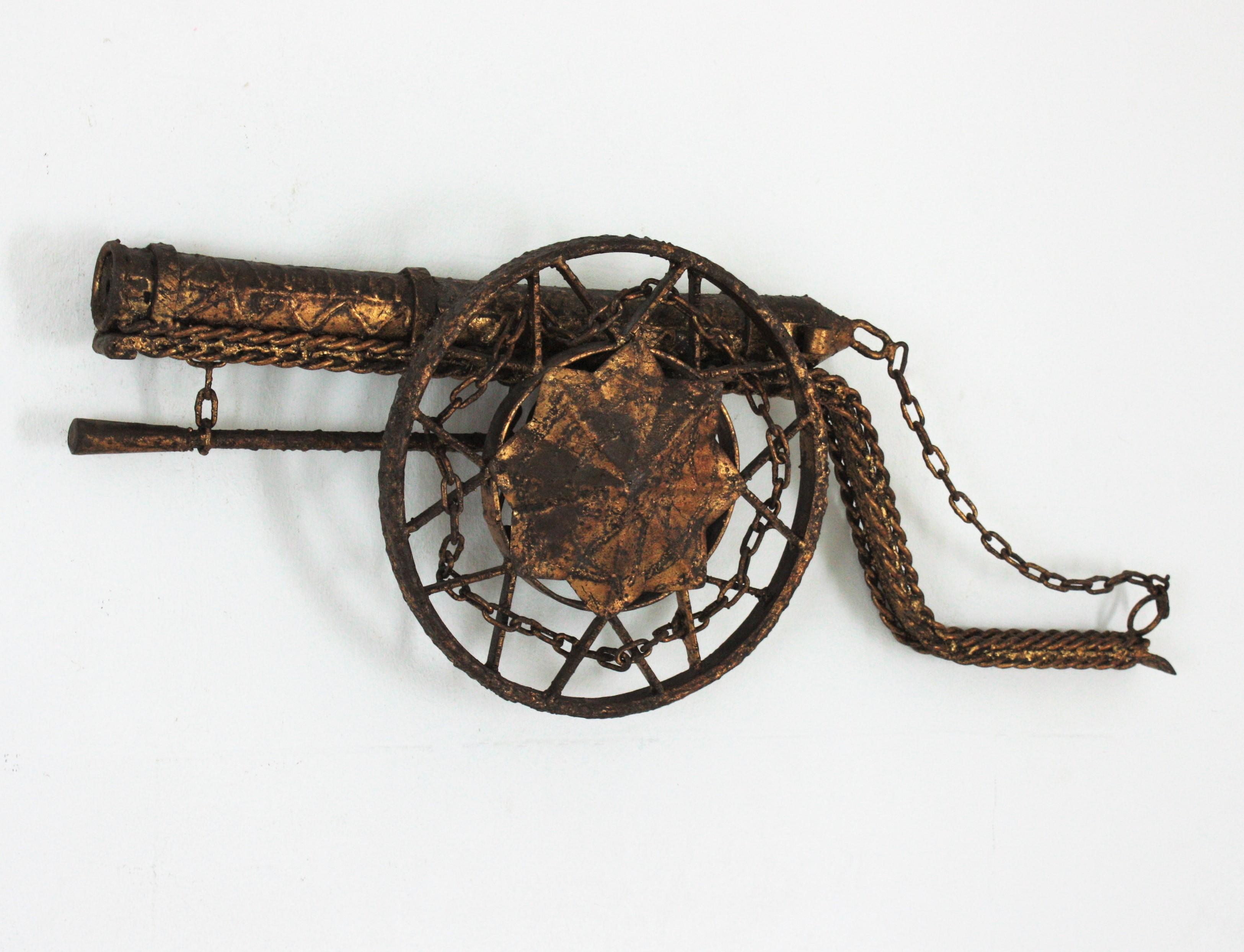 Rare Spanish Colonial style cannon wall sconce or wall sculpture, Spain, 1950s.
Spectacular wall sconce with a beautiful design full of details. Adorned by twisting iron rope and chains.
handcrafted in Spain at the mid-20th century period with hand