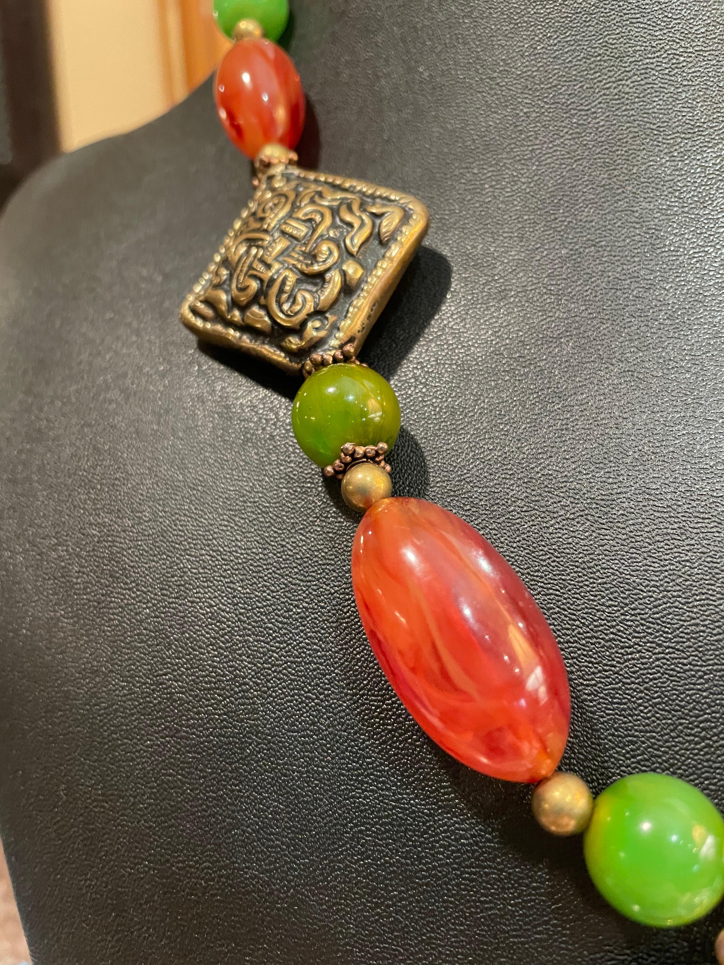 Néo-étrusque Pendentif chinois unique en son genre, sculpté, vintage, en cornaline avec des perles en Bakélite en vente