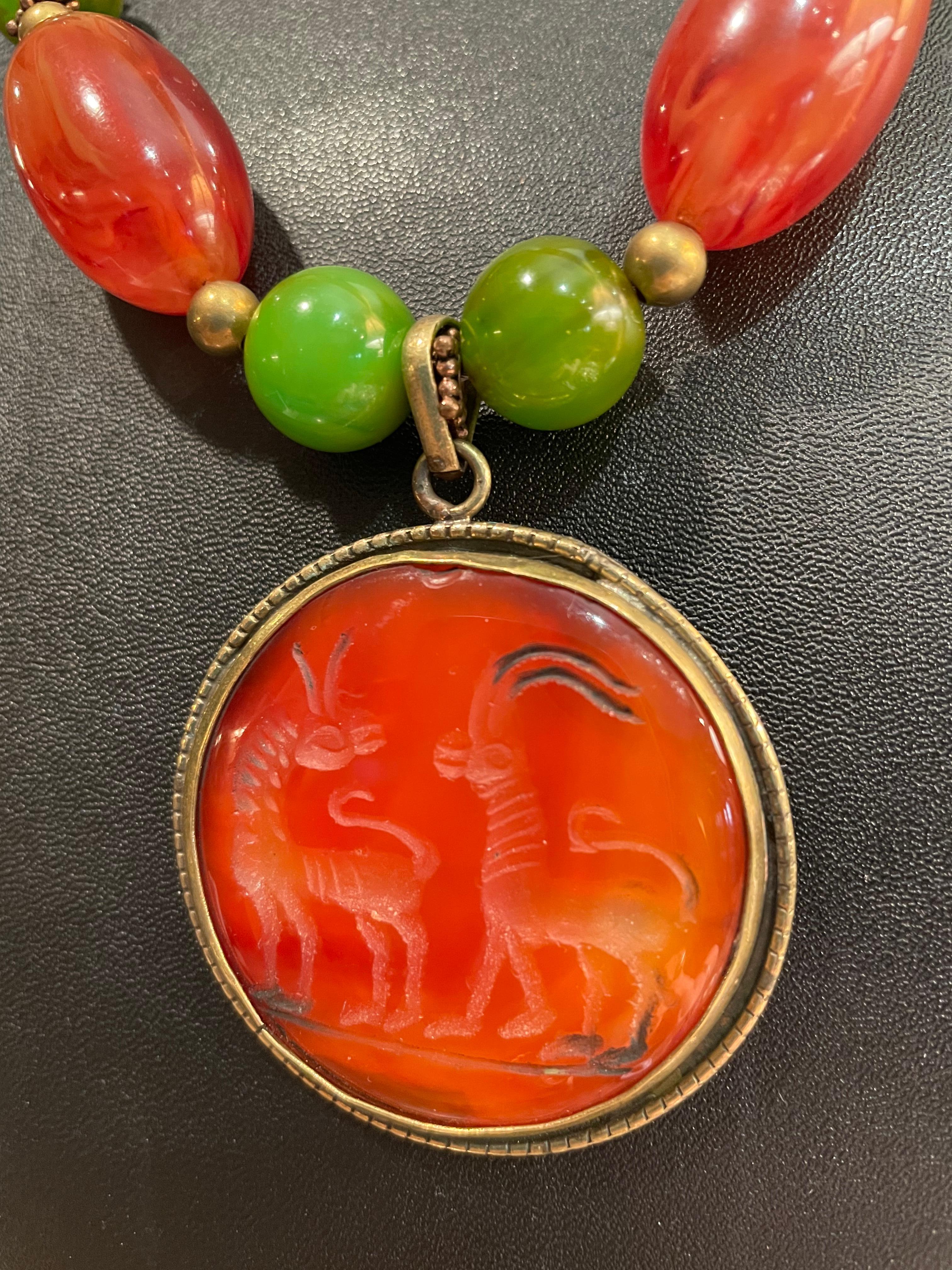 Pendentif chinois unique en son genre, sculpté, vintage, en cornaline avec des perles en Bakélite Bon état - En vente à Pittsburgh, PA