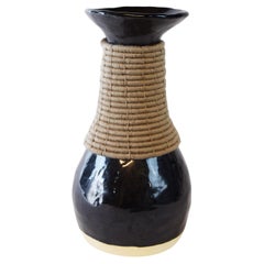 Vase en céramique et coton tissé unique en son genre n°756, glaçure noire et tissage kaki