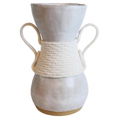 Vase en céramique et coton tissé unique en son genre n° 754, glaçure blanche et tissage blanc