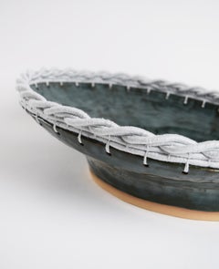 Ciotola in ceramica unica nel suo genere #830, smalto verde-blu e cotone intrecciato blu pallido