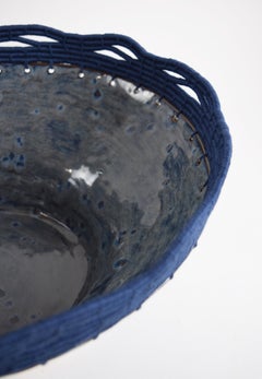 Ciotola in ceramica unica nel suo genere #831, smalto grigio-blu e cotone blu navy intrecciato