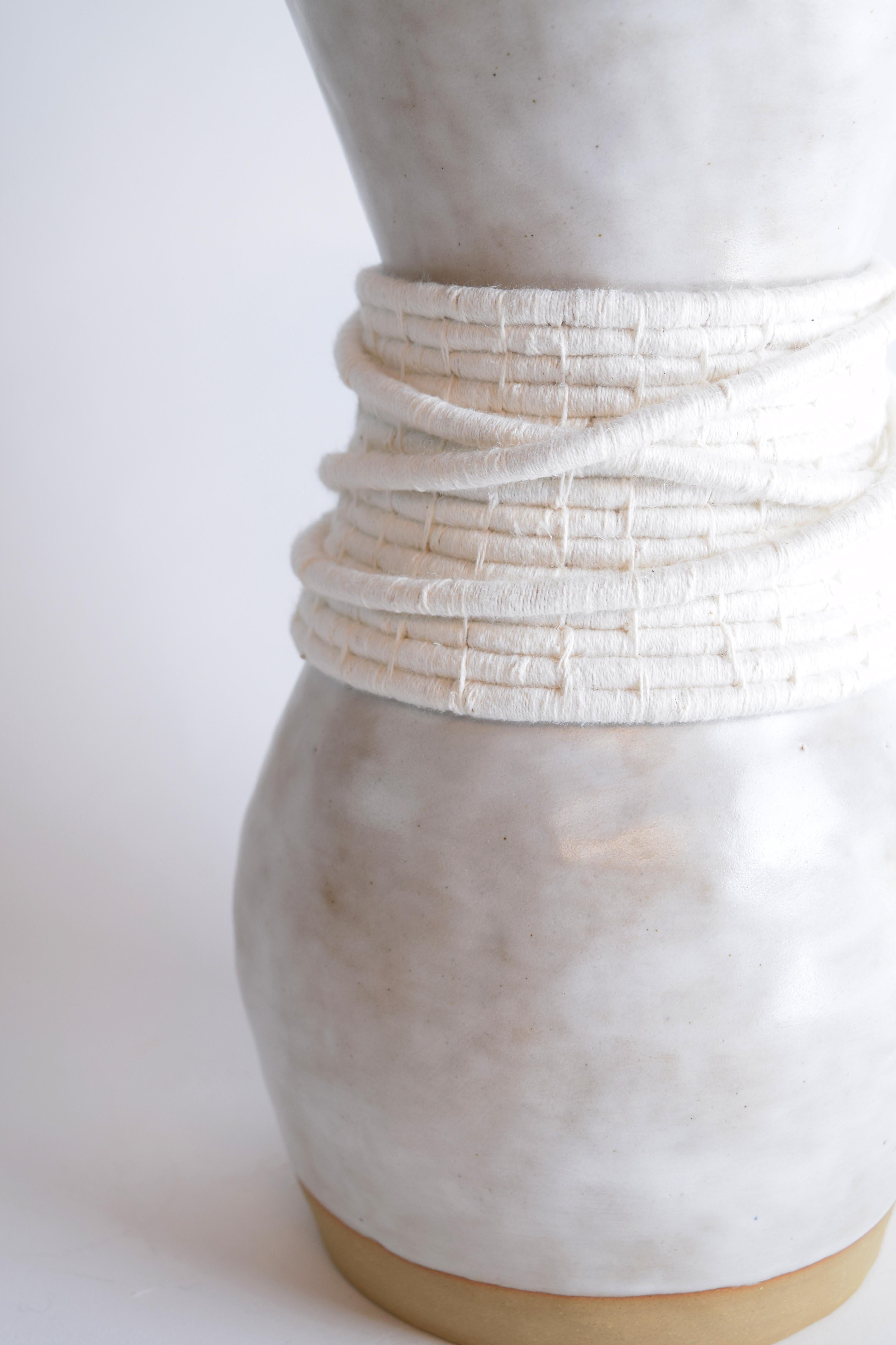 Vase #809 von Karen Gayle Tinney

Handgeformte Vase aus Steingut mit weißer Glasur. Die Außenseite ist mit weißer Baumwolle gewebt. Die Vase ist wasserdicht.

12 