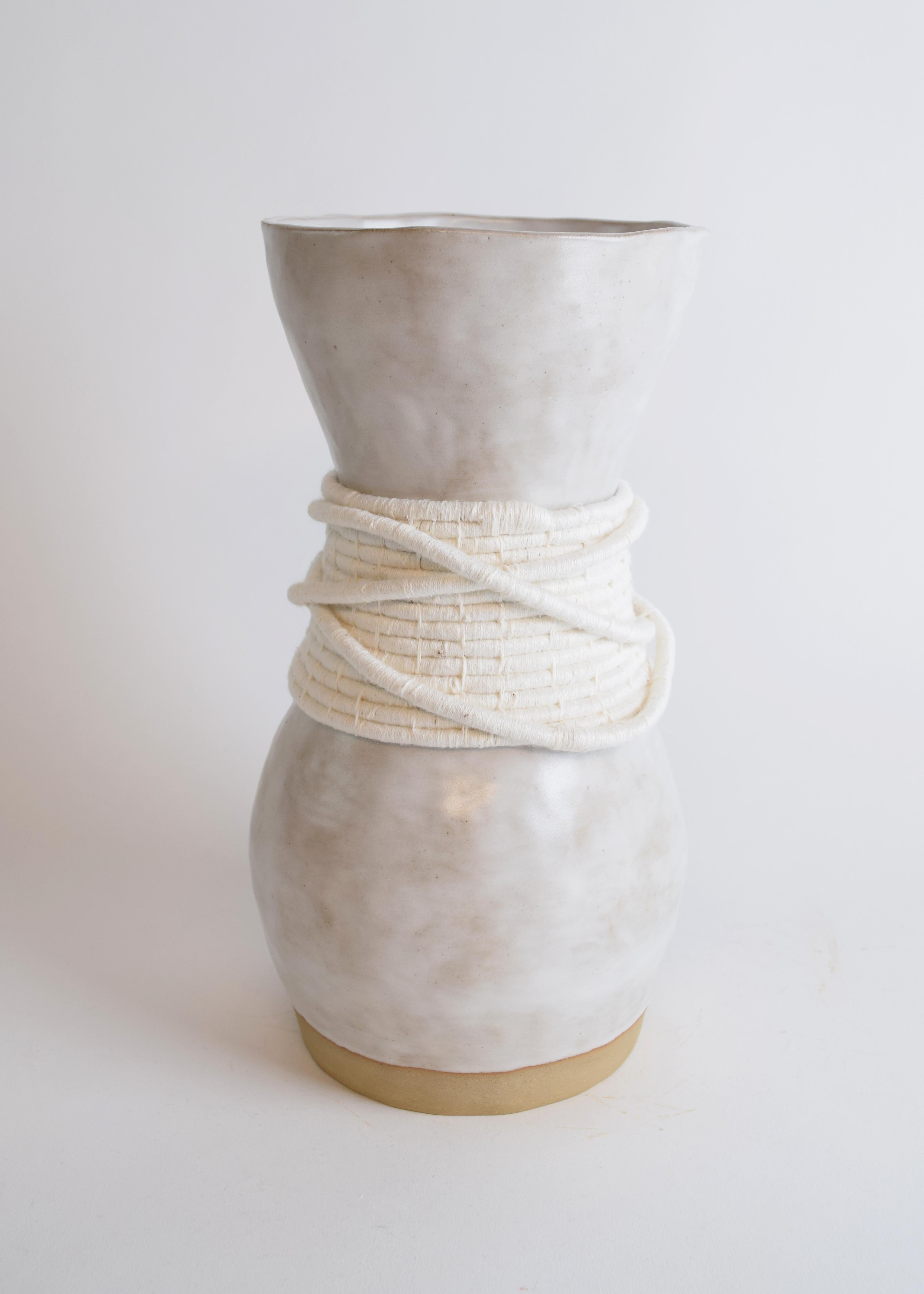 Tissé à la main Vase unique en son genre en céramique et fibres n° 809  - glaçure blanche avec coton blanc tissé en vente