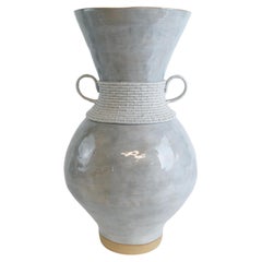 Vase unique en son genre en céramique et fibres n° 811  - Émail bleu clair et coton tissé