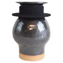 Vase unique en son genre en céramique et fibres n° 812  - Glacis noir et coton tissé noir