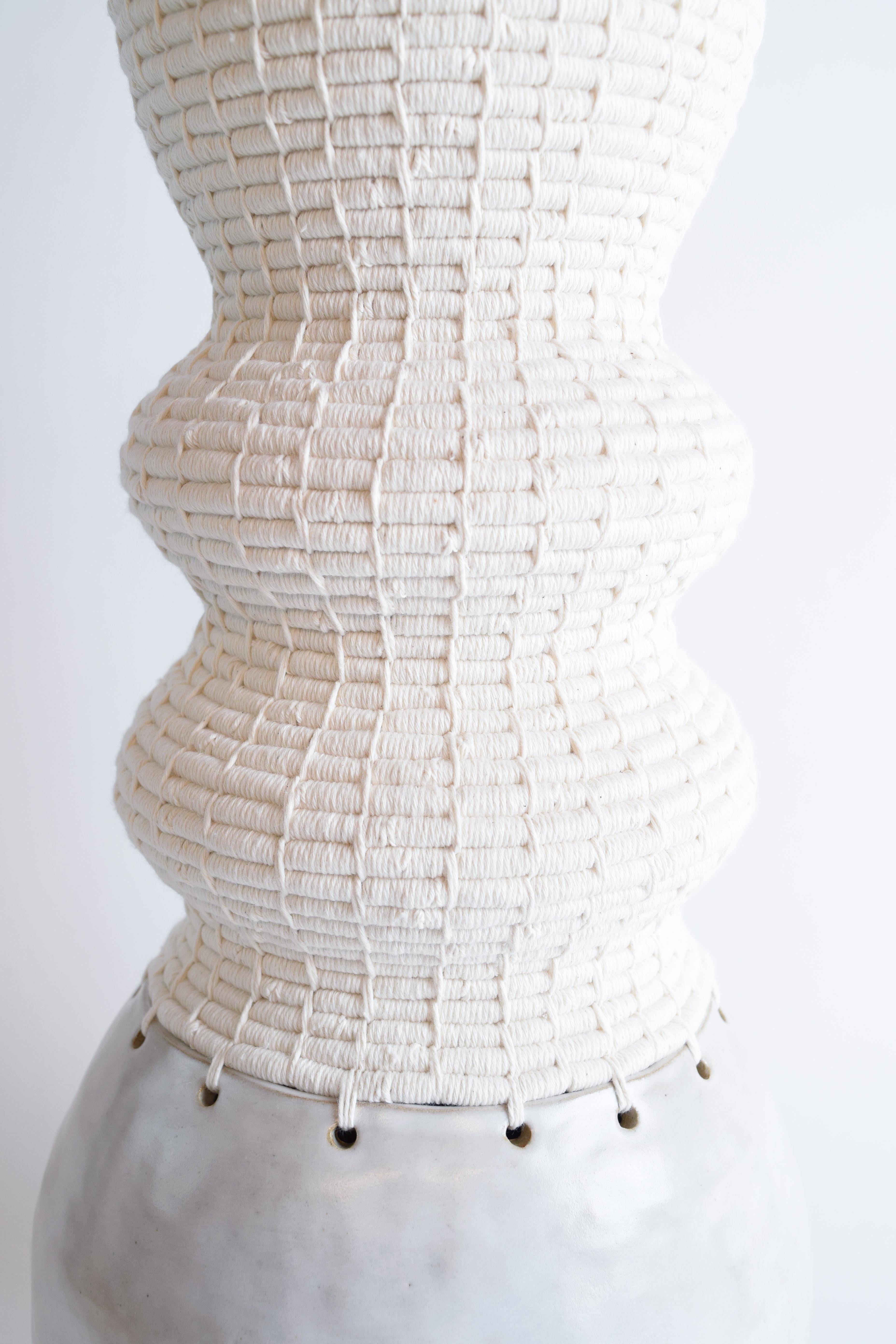 Organique Vase unique en céramique et fibre #813  - Glaçure blanche et coton tissé blanc en vente