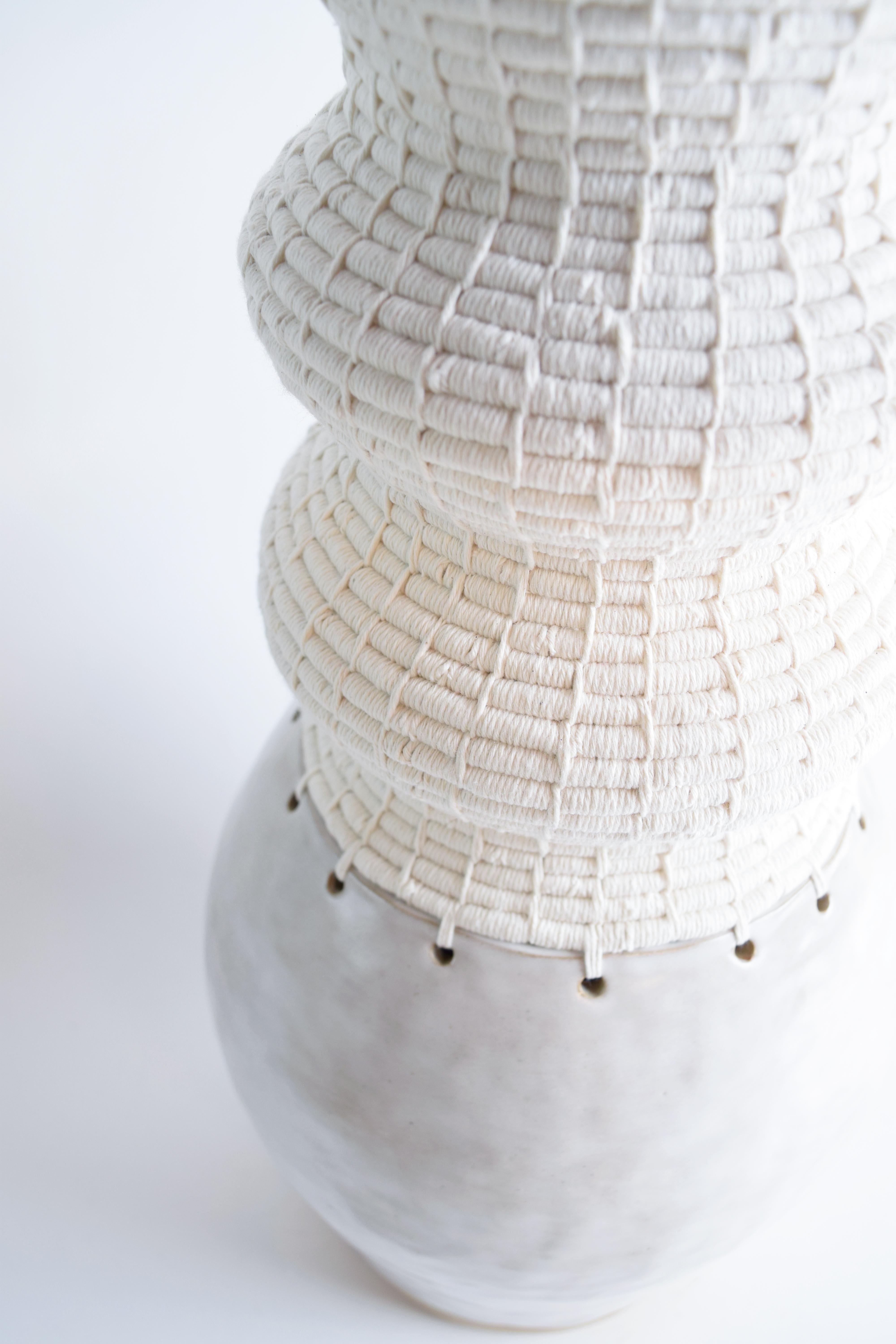 Américain Vase unique en céramique et fibre #813  - Glaçure blanche et coton tissé blanc en vente