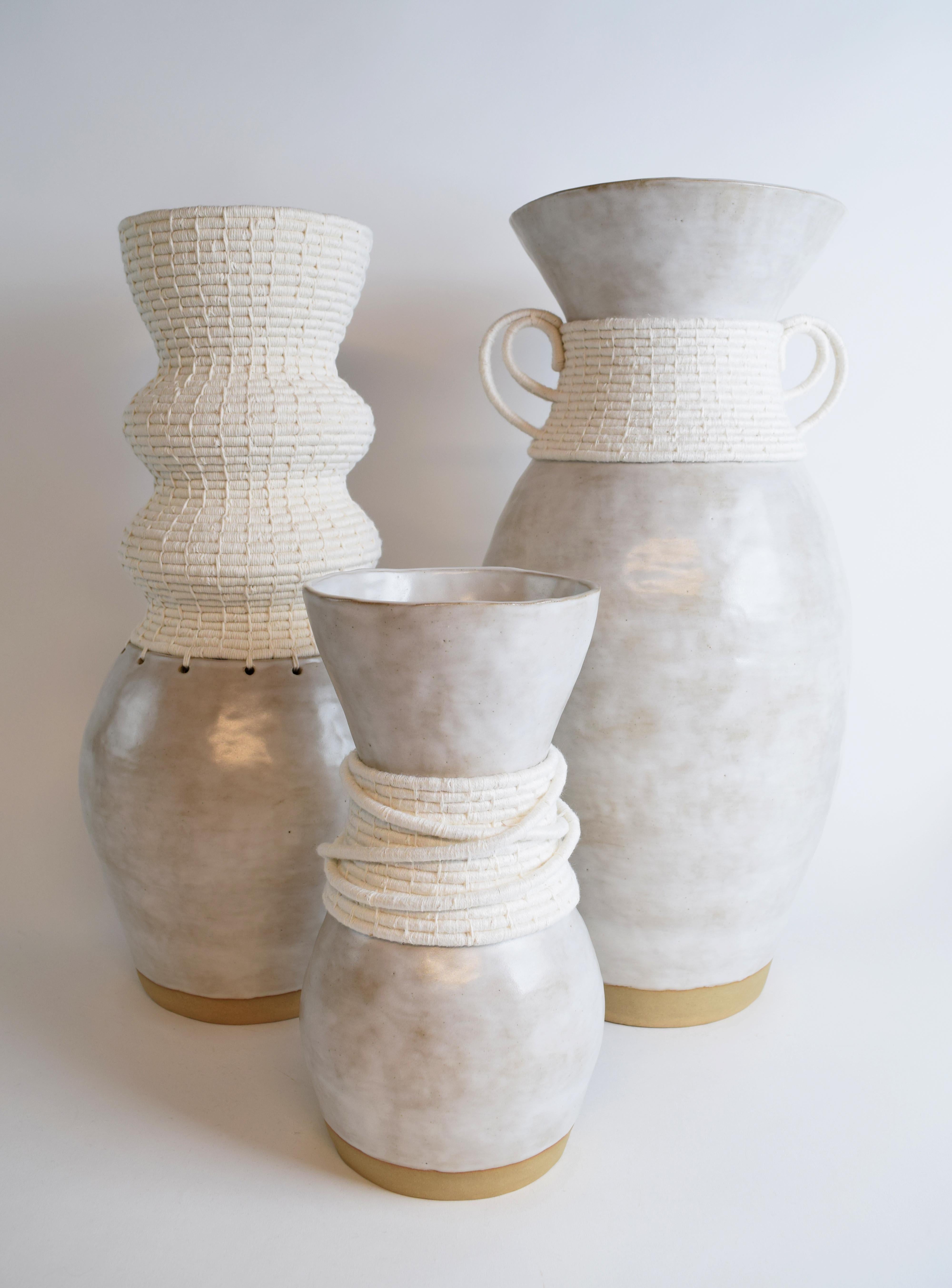 Fait main Vase unique en céramique et fibre #813  - Glaçure blanche et coton tissé blanc en vente