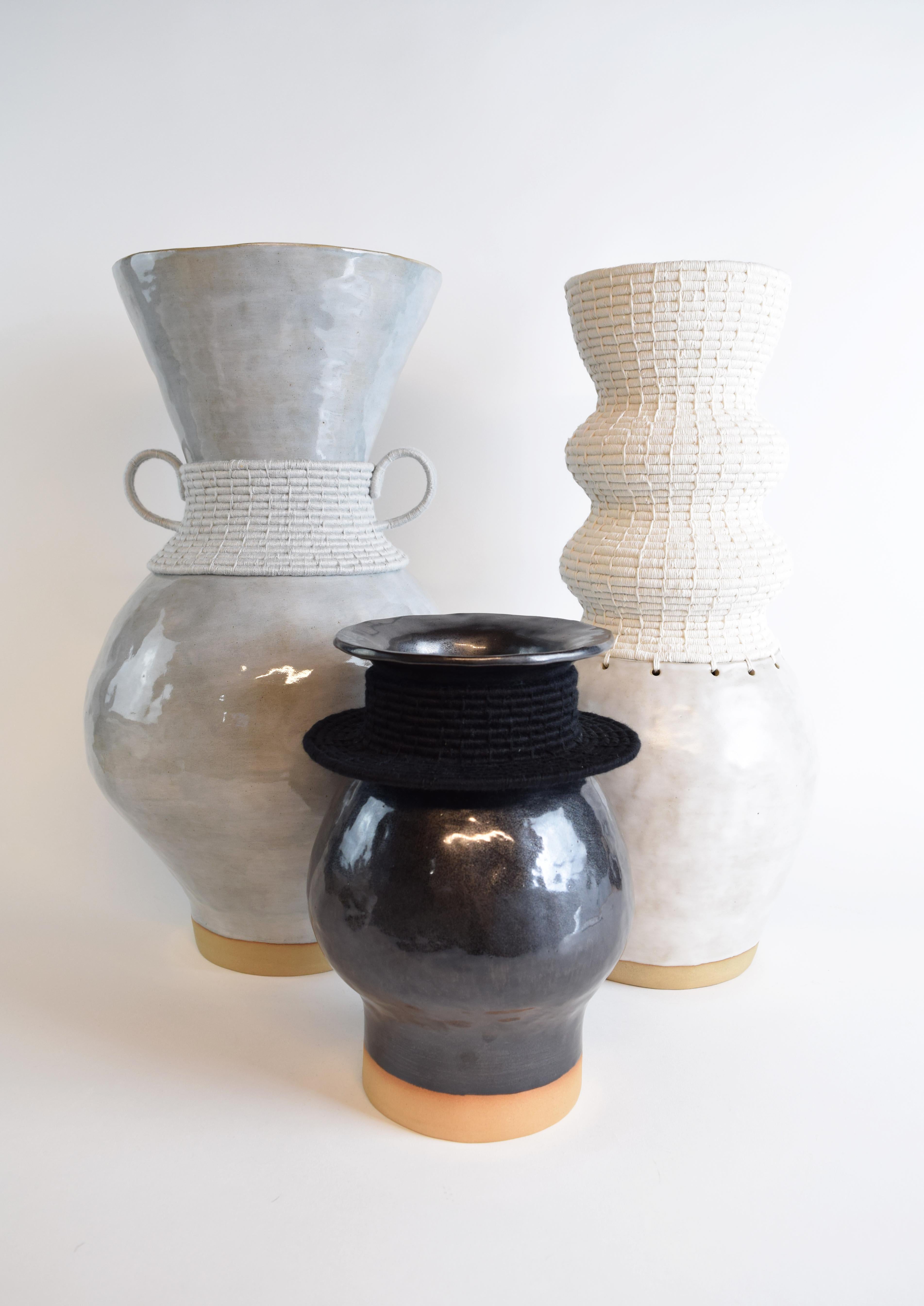 Vase unique en céramique et fibre #813  - Glaçure blanche et coton tissé blanc Neuf - En vente à Proctorsville, VT