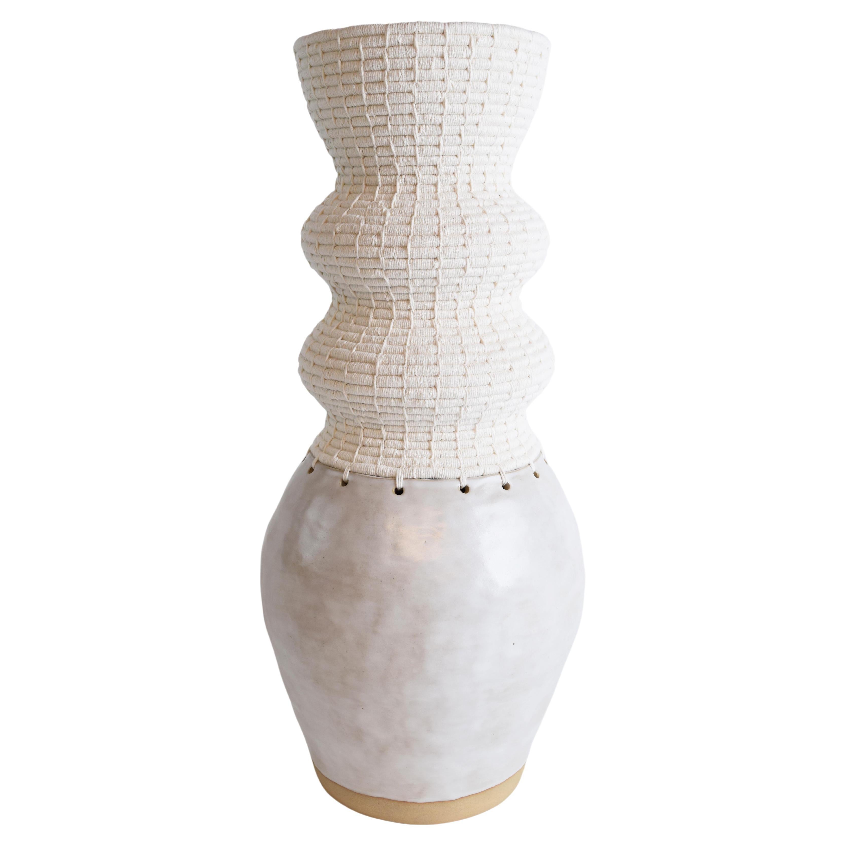 Vase unique en céramique et fibre #813  - Glaçure blanche et coton tissé blanc en vente