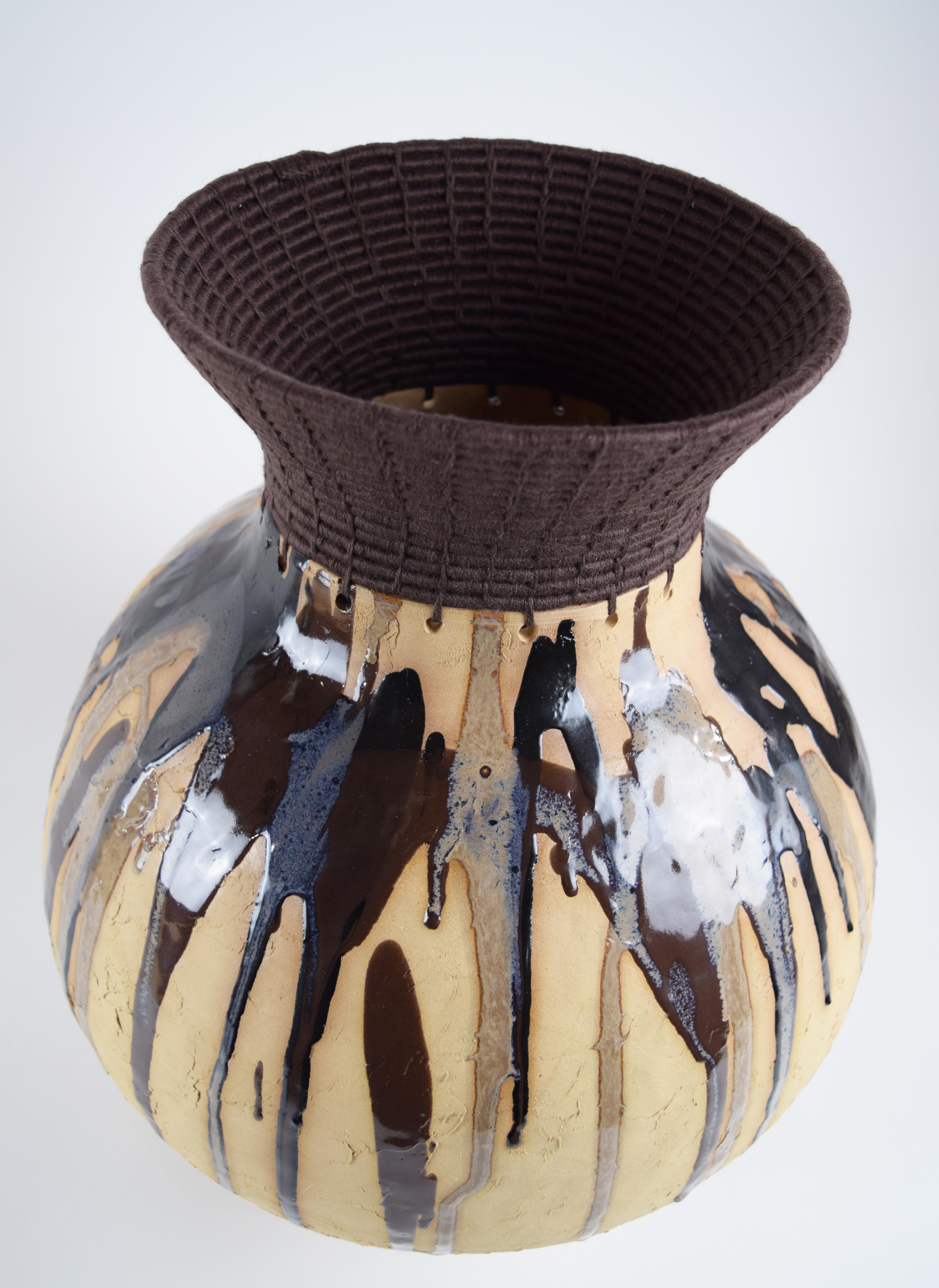 Organico moderno Vaso unico in ceramica e fibra #838, smalto multitonale, cotone marrone intrecciato in vendita