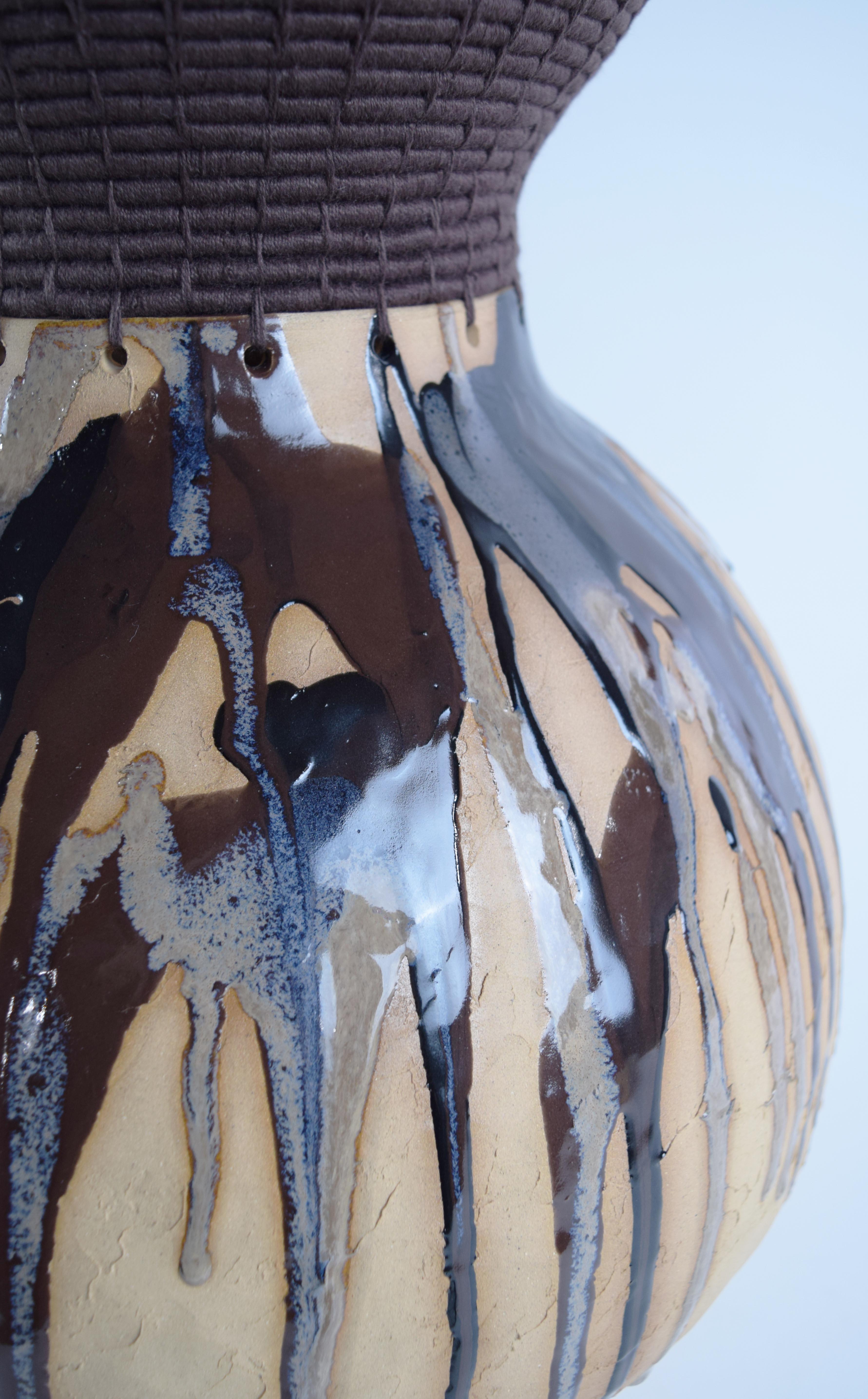 Vaso unico in ceramica e fibra #838, smalto multitonale, cotone marrone intrecciato In condizioni Nuovo in vendita a Proctorsville, VT