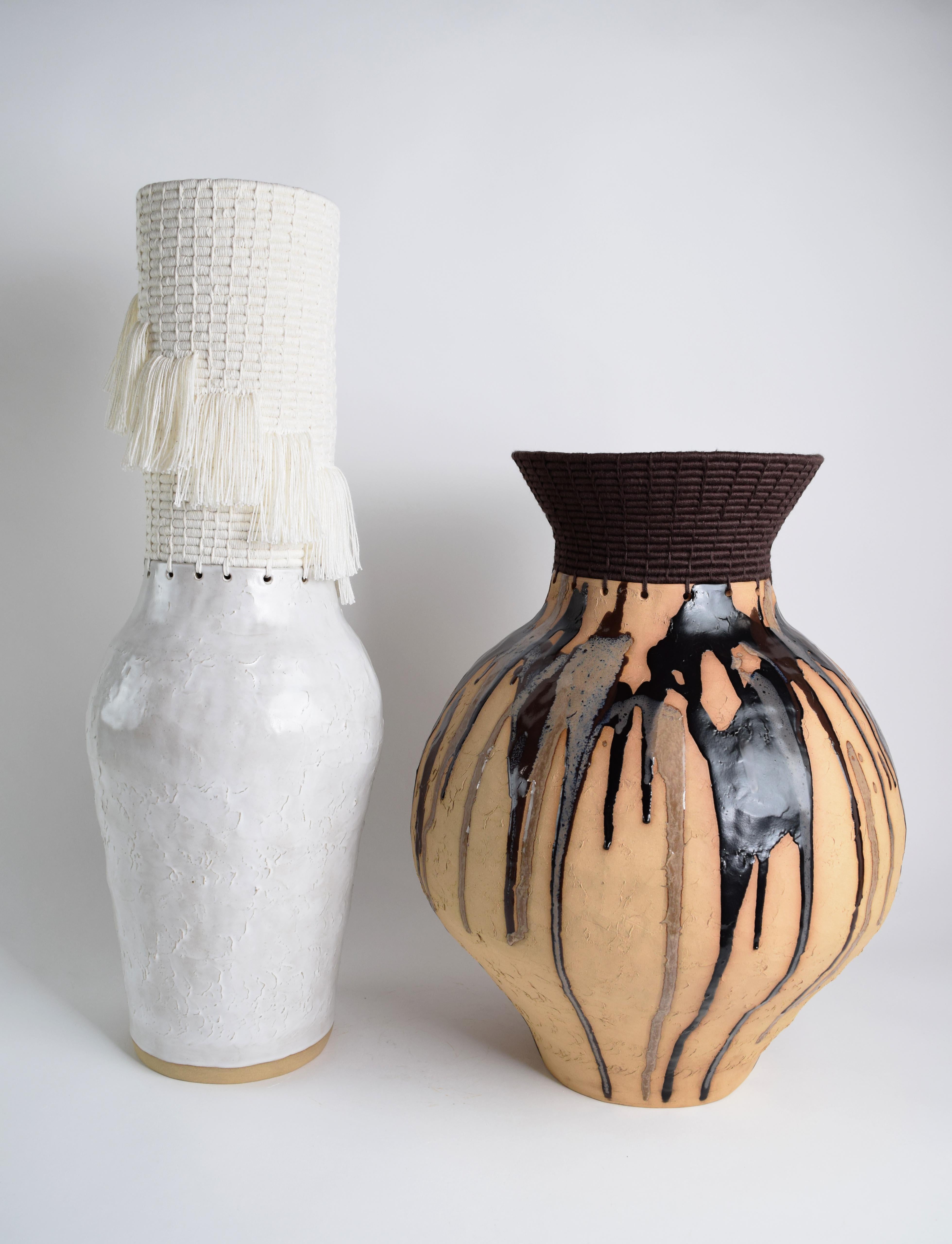XXI secolo e contemporaneo Vaso unico in ceramica e fibra #838, smalto multitonale, cotone marrone intrecciato in vendita