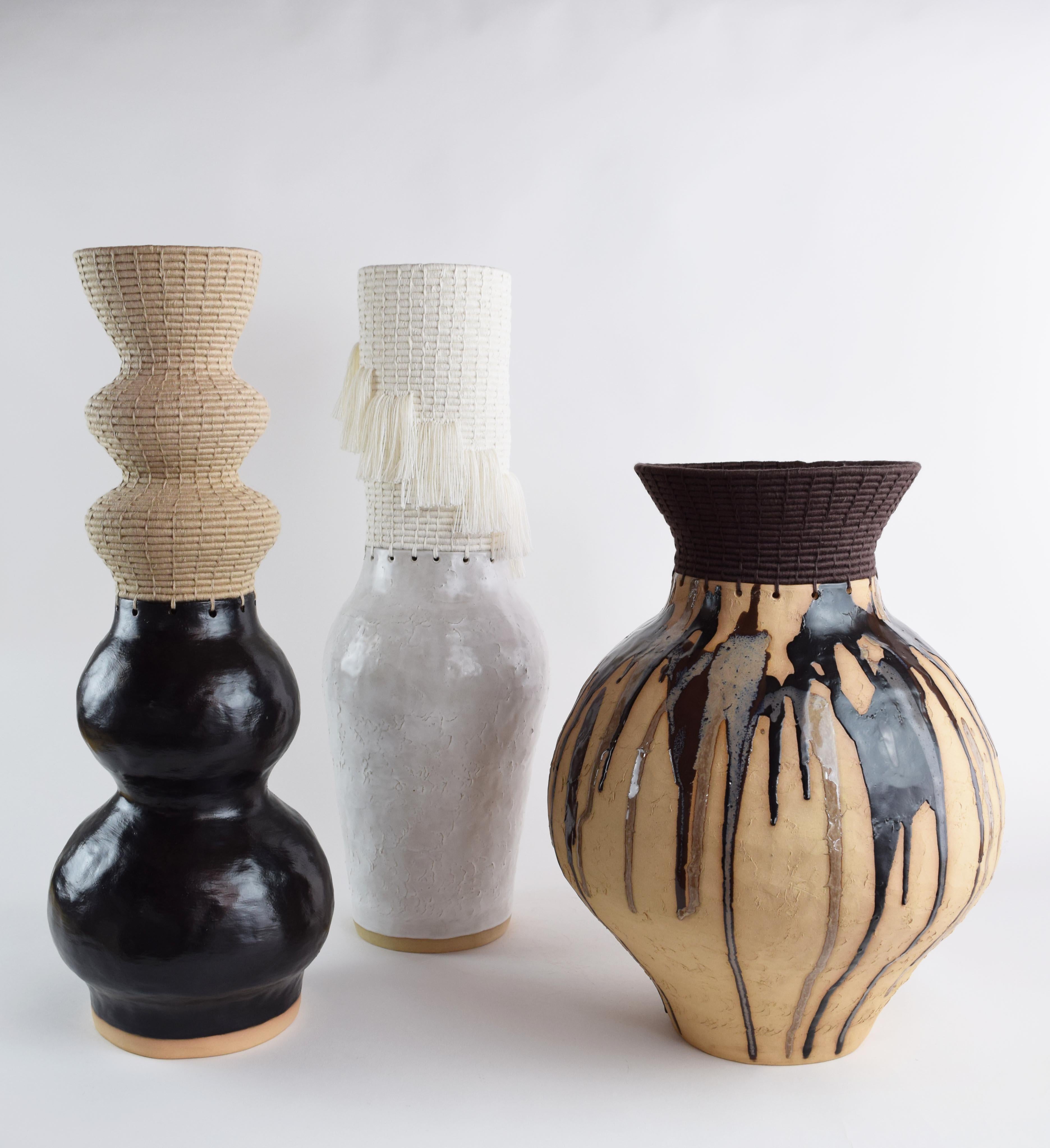 Ceramica Vaso unico in ceramica e fibra #838, smalto multitonale, cotone marrone intrecciato in vendita