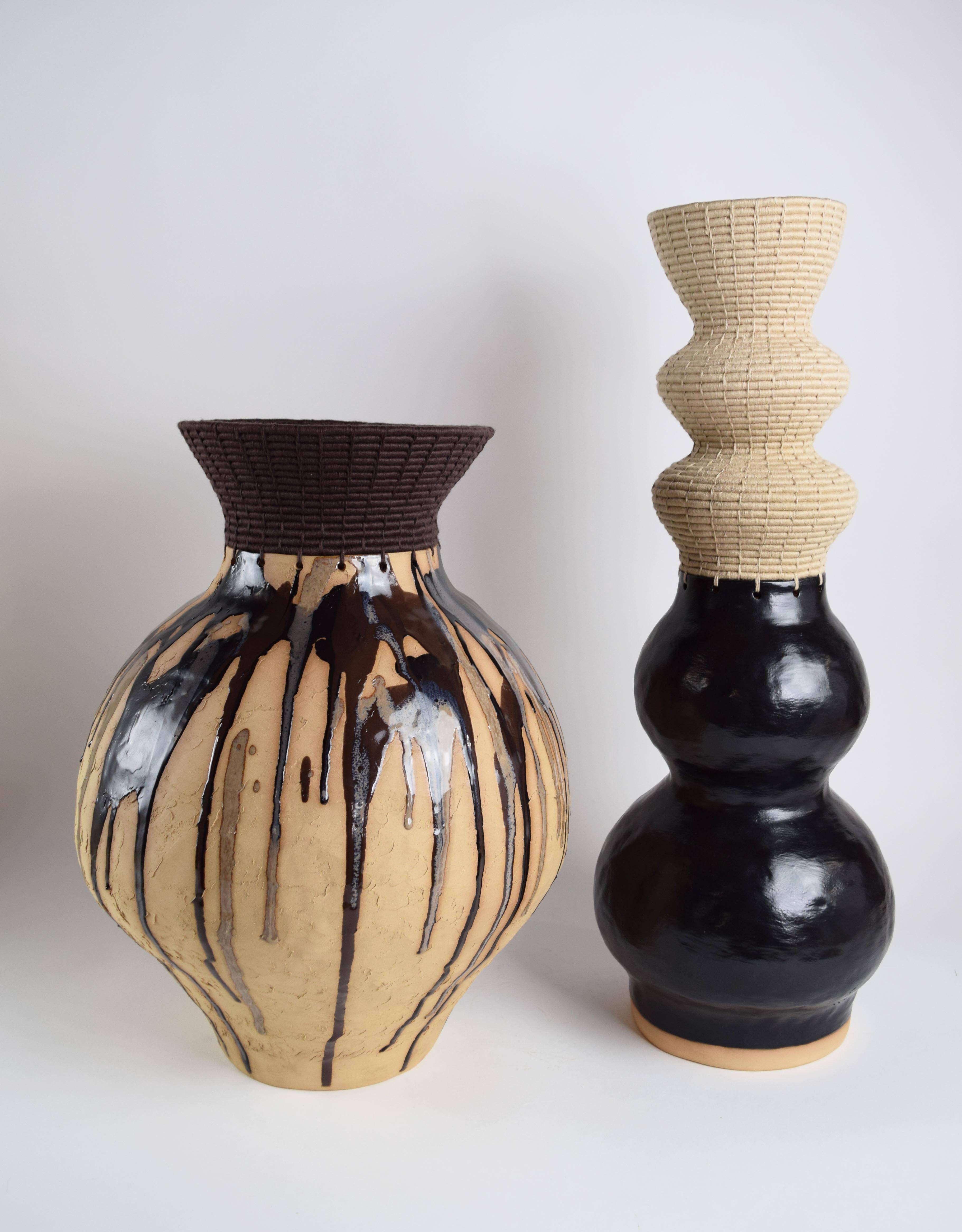 Vaso unico in ceramica e fibra #838, smalto multitonale, cotone marrone intrecciato in vendita 1
