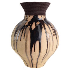 Vaso unico in ceramica e fibra #838, smalto multitonale, cotone marrone intrecciato