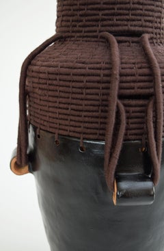 Vasija única de cerámica y fibra nº 856, esmalte negro satinado, algodón marrón tejido