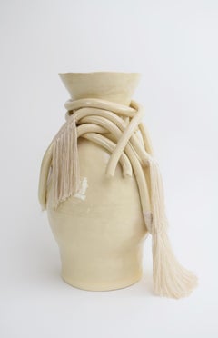 Vasija única de cerámica y fibra nº 858, esmalte transparente y flecos de algodón natural