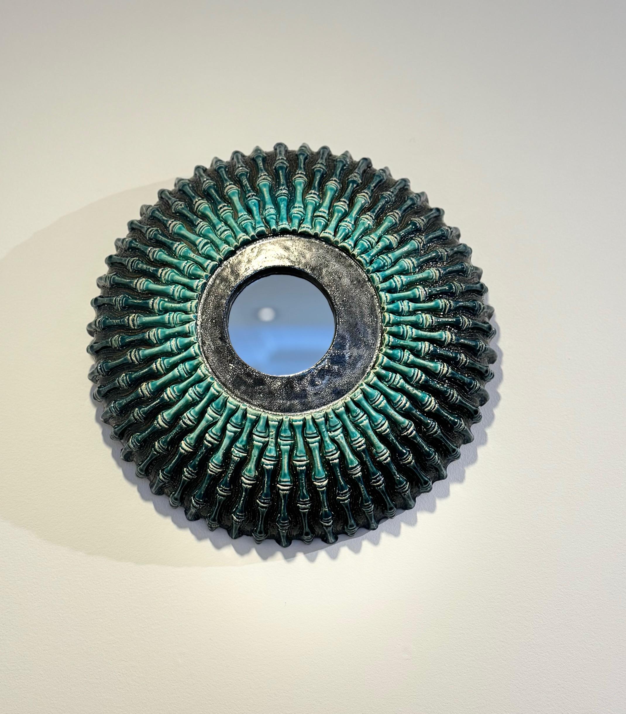 Céramique sculptée à la main Miroir ou sculpture murale décorative
Pièce unique signée par la céramiste française Margareth Leveneur
Possibilité d'ajouter d'autres miroirs différents pour obtenir un ensemble sur le mur.
Margareth Leveneur est née en