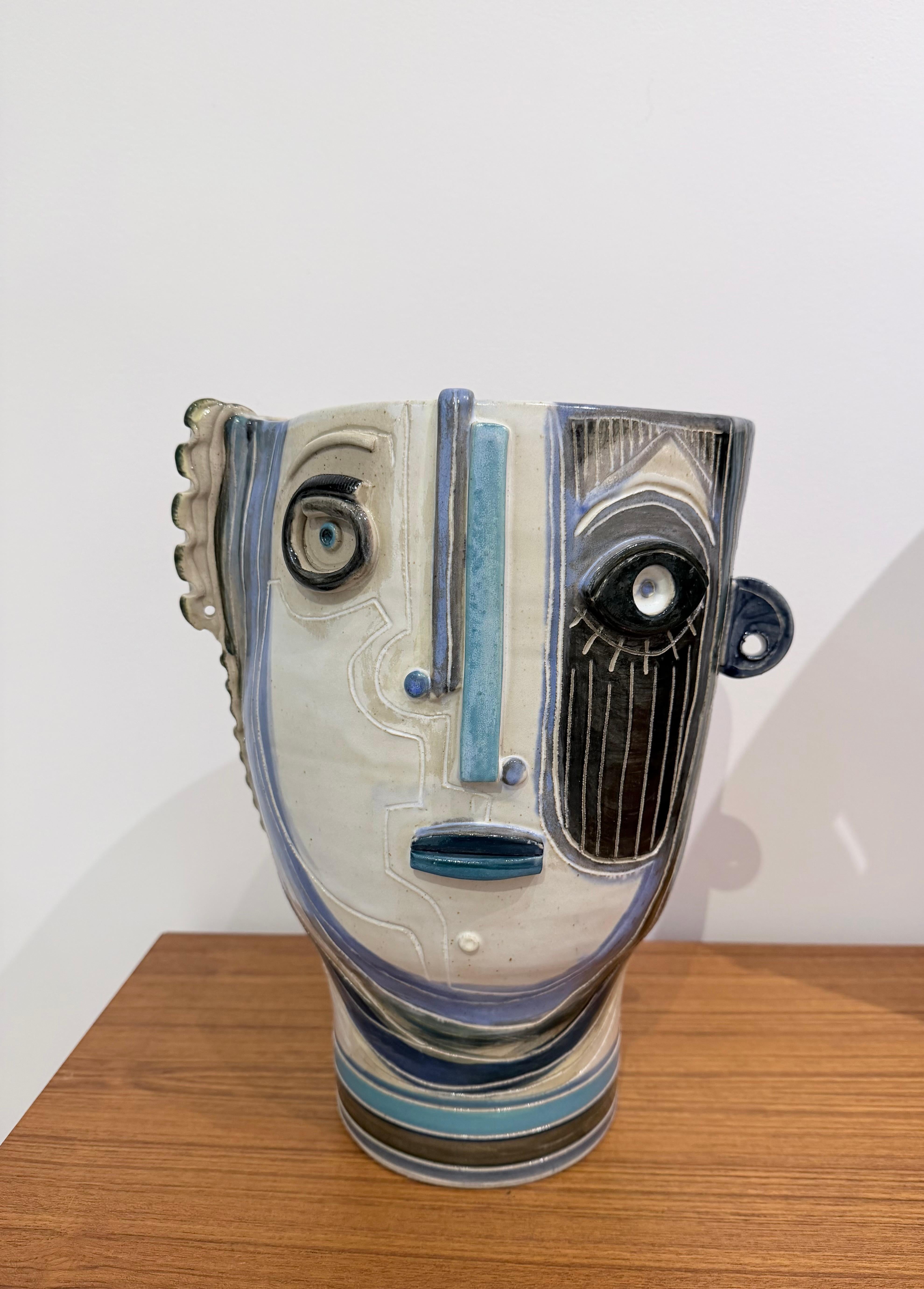 Ceramica scolpita a mano Scultura o vaso decorativo con volto stilizzato 
Pezzo unico fatto a mano firmato dai ceramisti francesi DALO, 2025
L'altezza è di 31 cm
