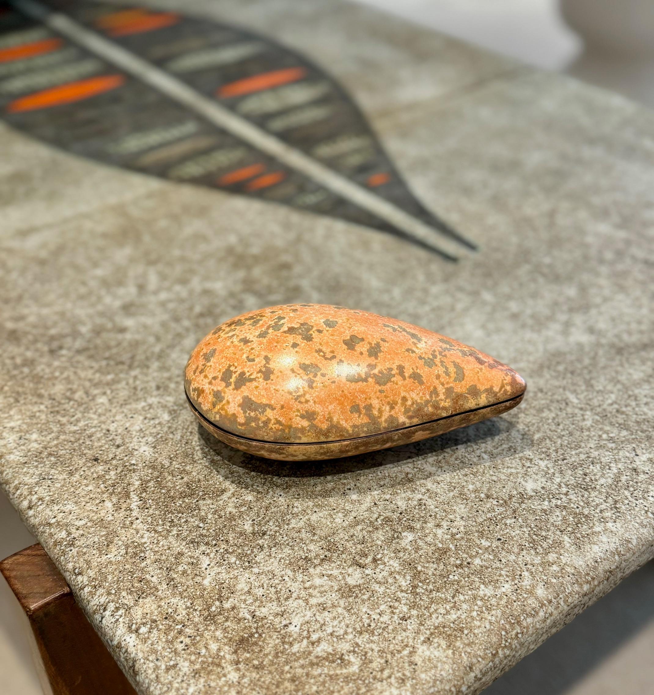 
Hans Hedberg (1917-2007) 
Ceramista svedese che aveva il suo studio a Biot, vicino a Nizza, in Francia.
Scatola in ceramica a forma di conchiglia, smaltata in corallo, firmata
Dimensioni: 16 x 10 x 4 cm