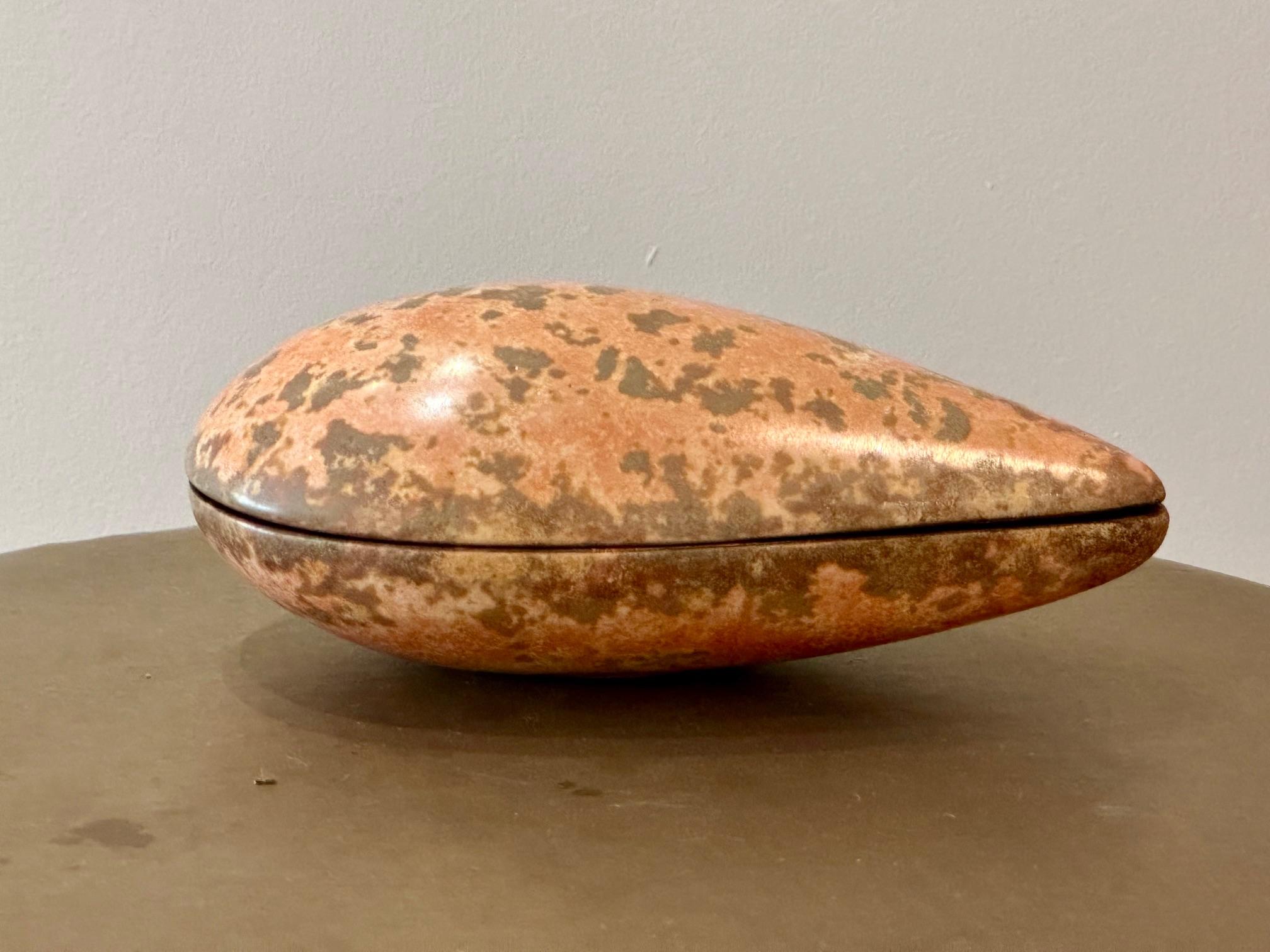 Svedese Scatola in ceramica a forma di conchiglia, unica nel suo genere, firmata da Hans Hedberg,  1960s in vendita