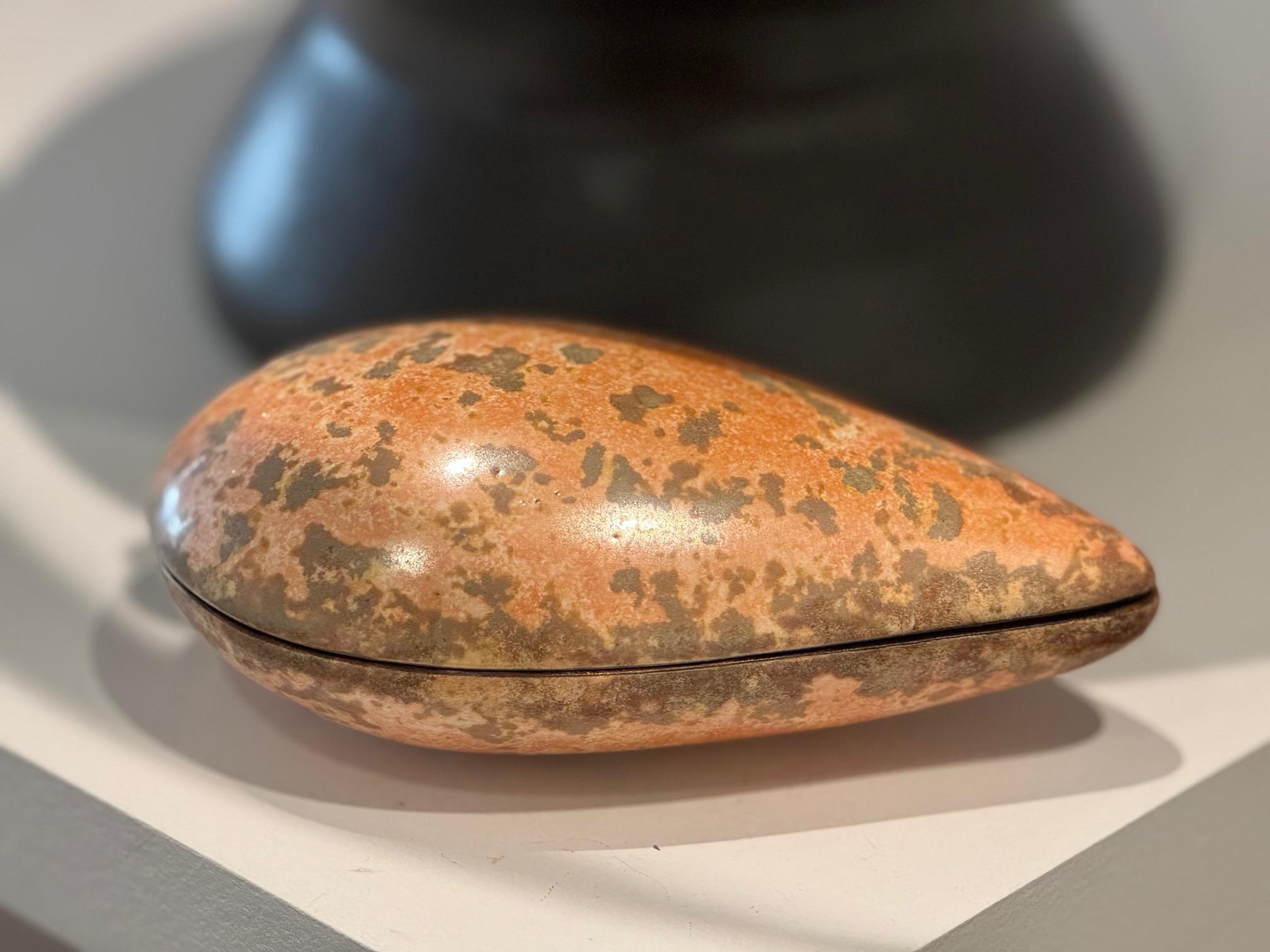 Scatola in ceramica a forma di conchiglia, unica nel suo genere, firmata da Hans Hedberg,  1960s In condizioni buone in vendita a Paris, FR